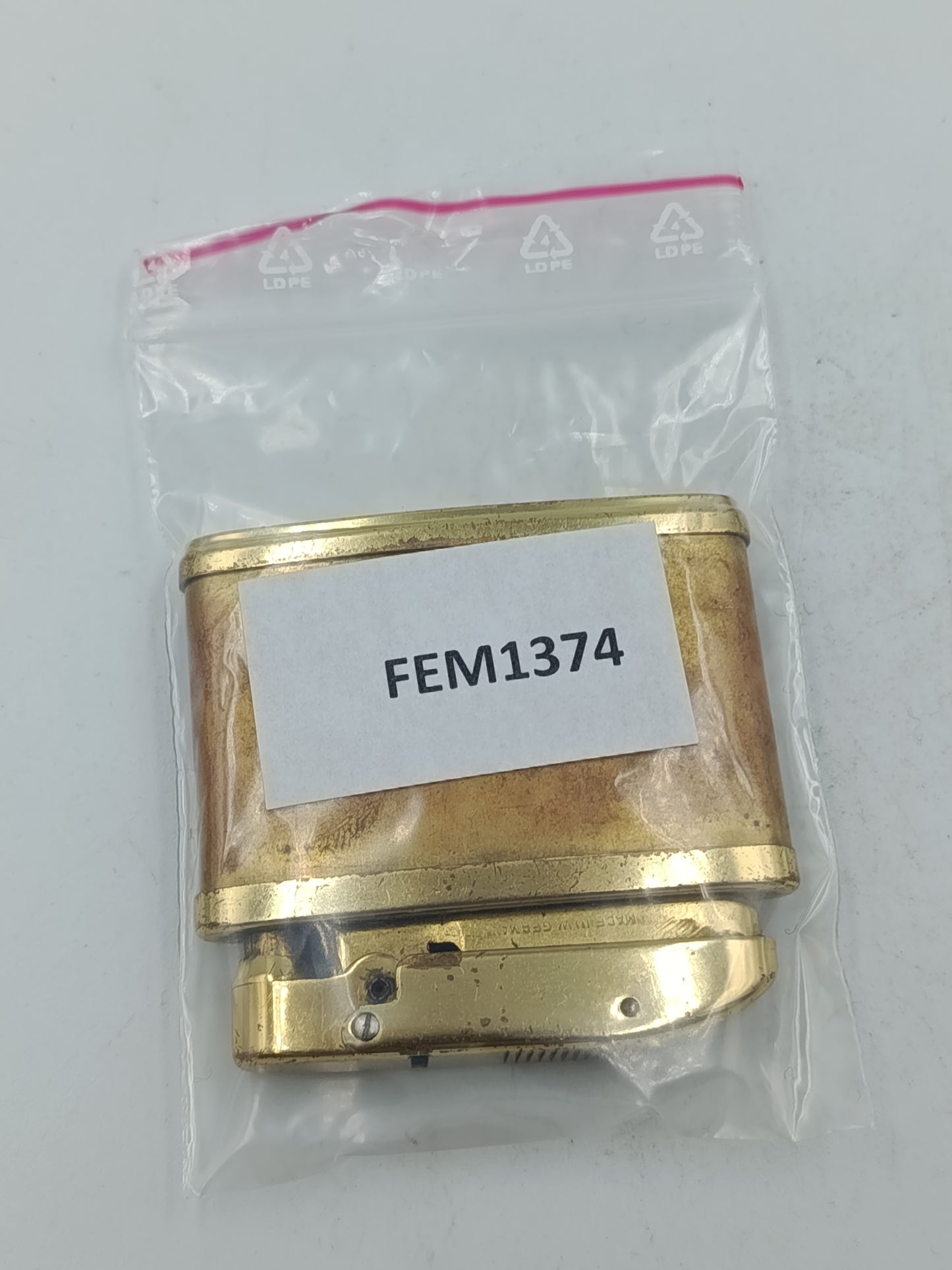 Consul Feuerzeug in goldfarbener Optik mit klassischem Metallgehäuse