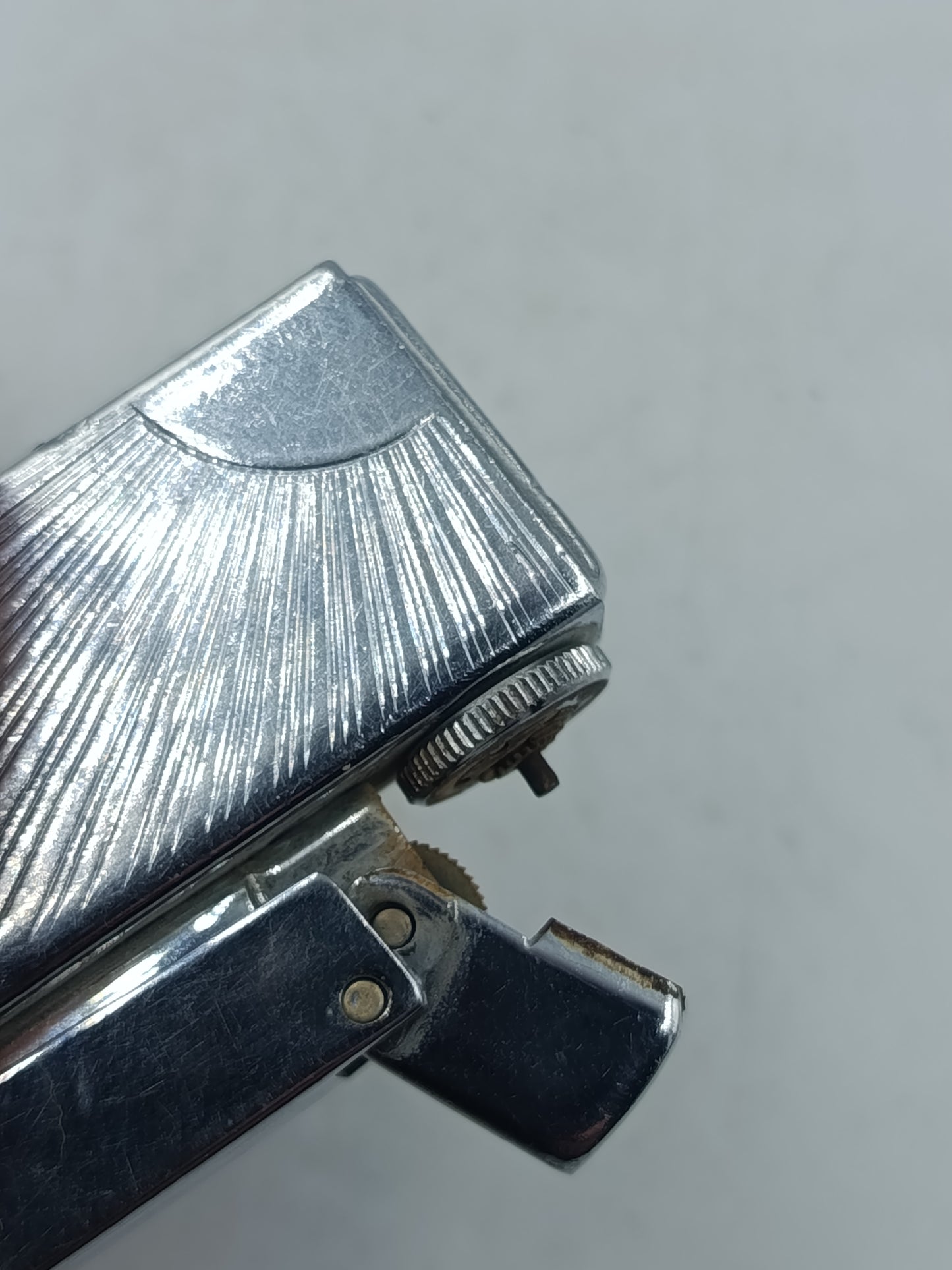 Rowenta Feuerzeug in silberfarbener Metalloptik mit klassischem Linienmuster