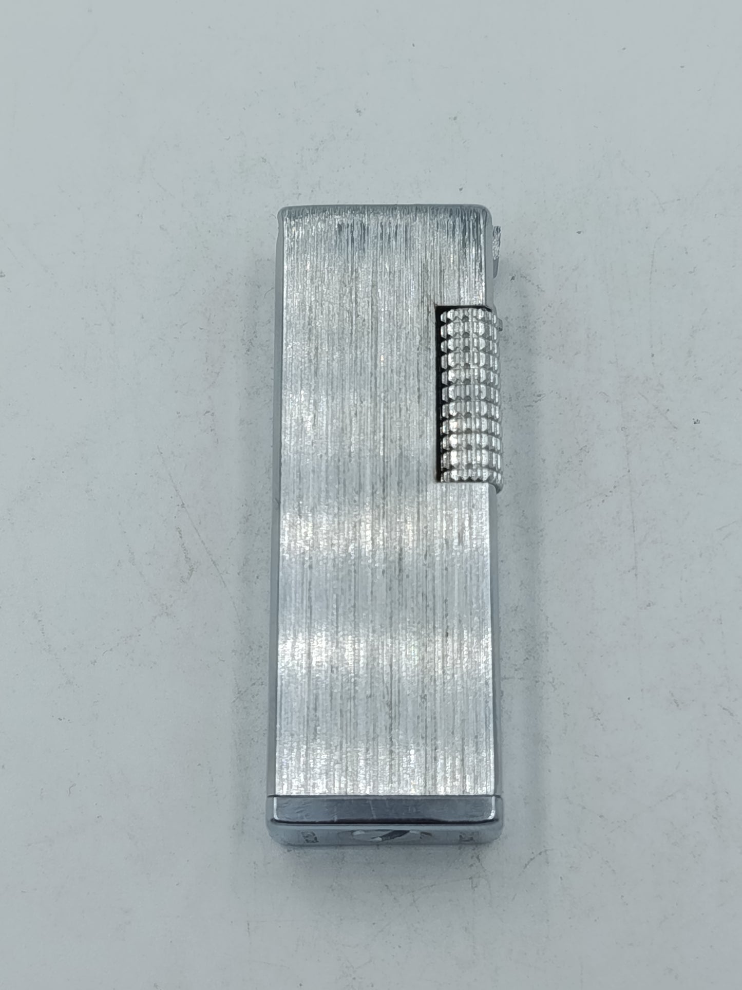 Salcon Stratos Feuerzeug klassisches Metallfeuerzeug mit klarer Linienstruktur