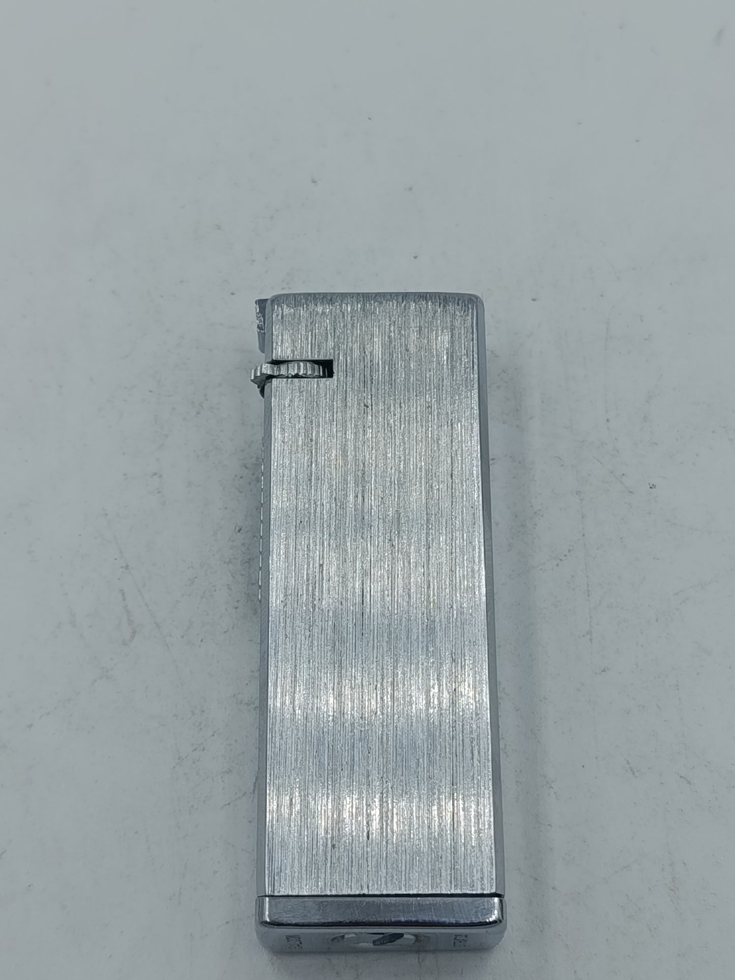 Salcon Stratos Feuerzeug klassisches Metallfeuerzeug mit klarer Linienstruktur