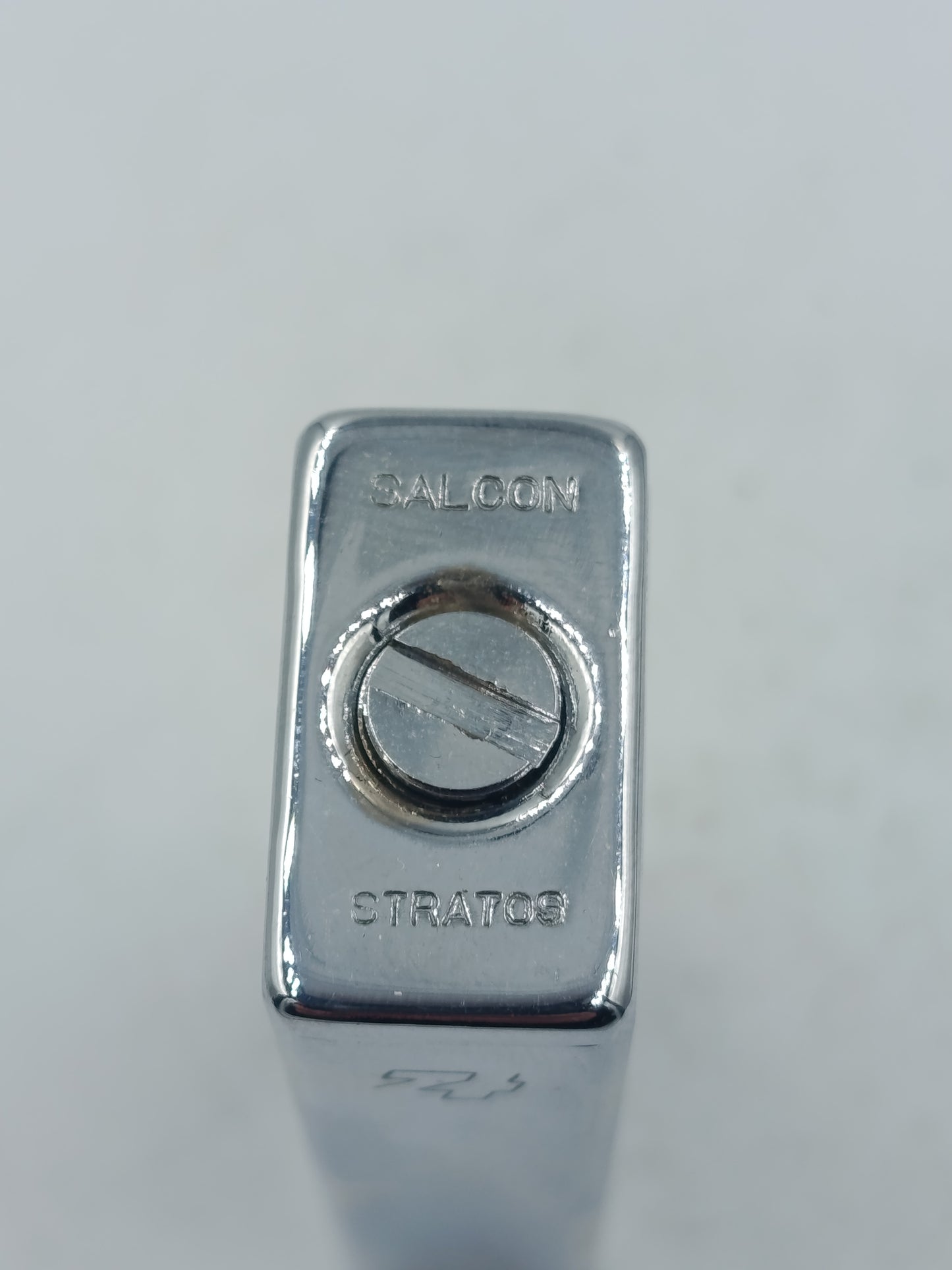 Salcon Stratos Feuerzeug klassisches Metallfeuerzeug mit klarer Linienstruktur