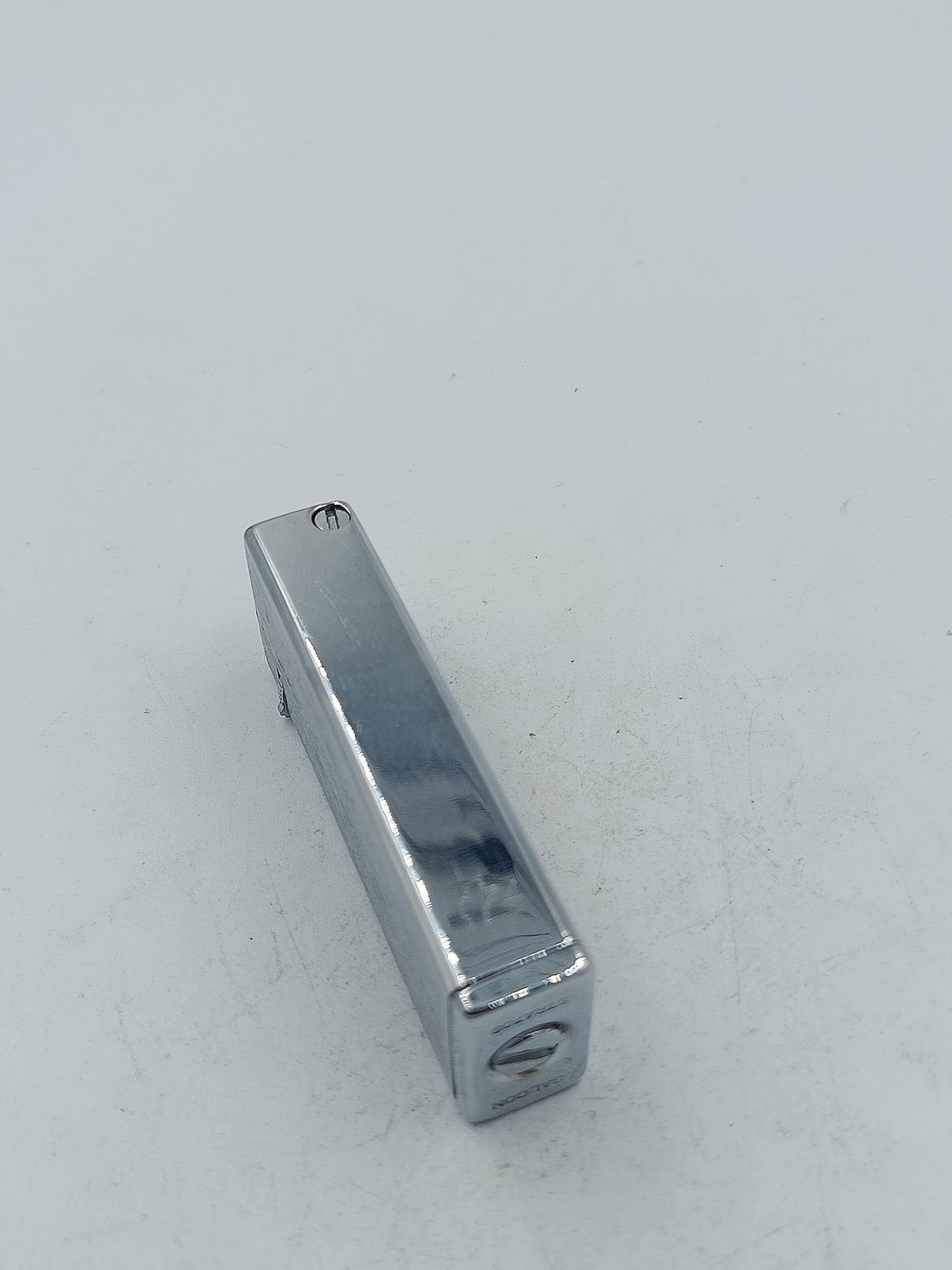 Salcon Stratos Feuerzeug klassisches Metallfeuerzeug mit klarer Linienstruktur