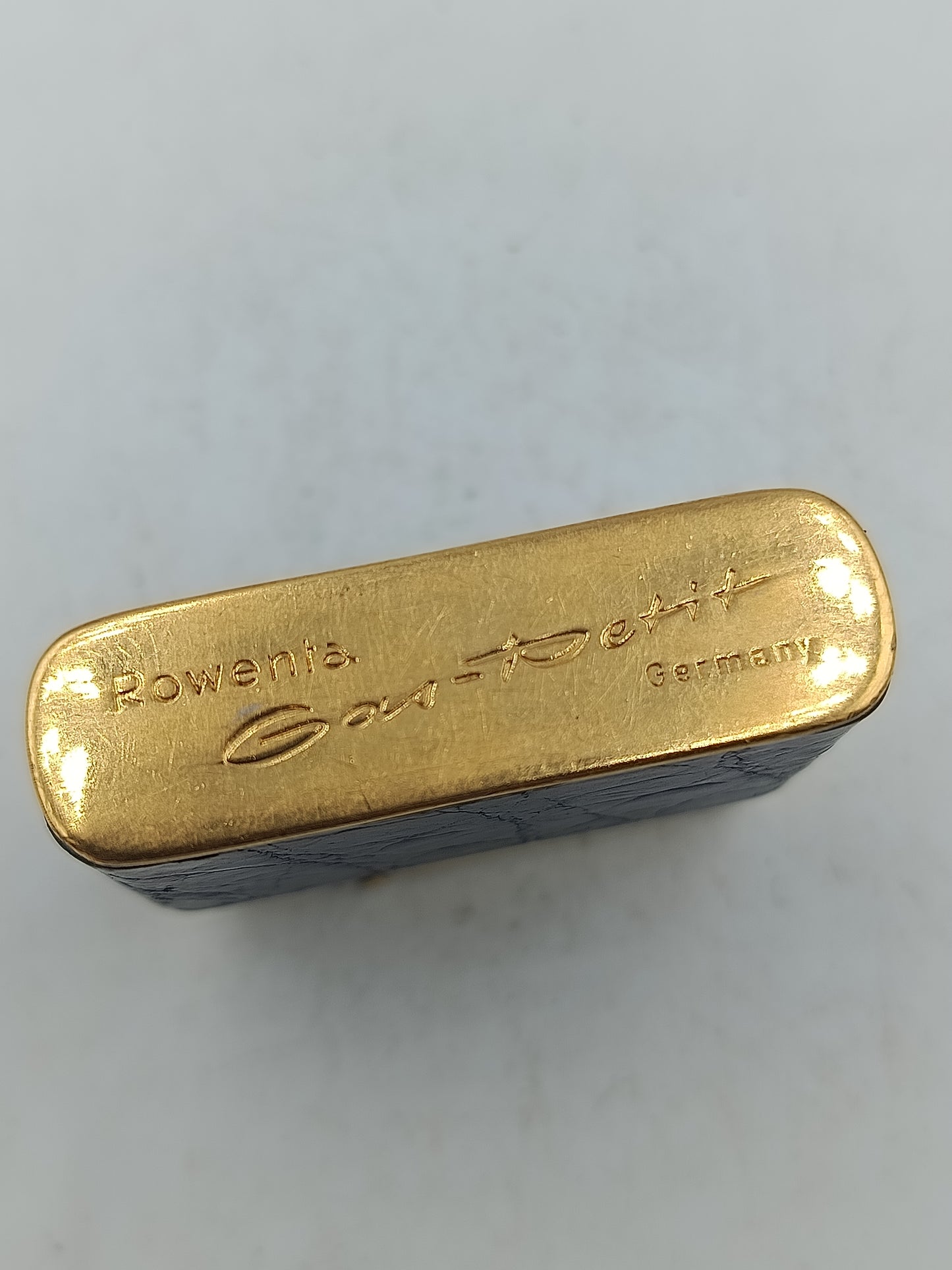 Rowenta Gas O Texx Feuerzeug mit Lederoptik in Schwarz und Goldfarben
