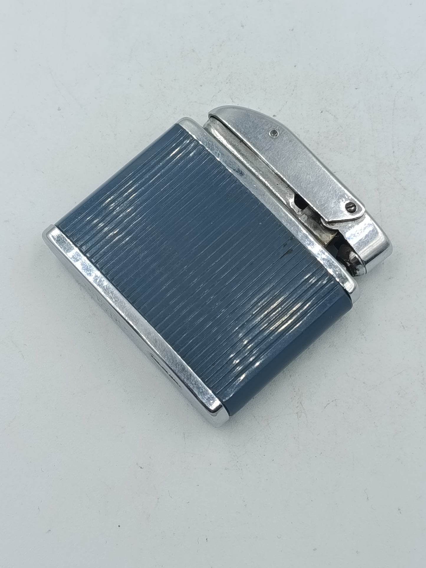 CONSUL Crown Feuerzeug silber blau geriffelt klassisches Vintage Design