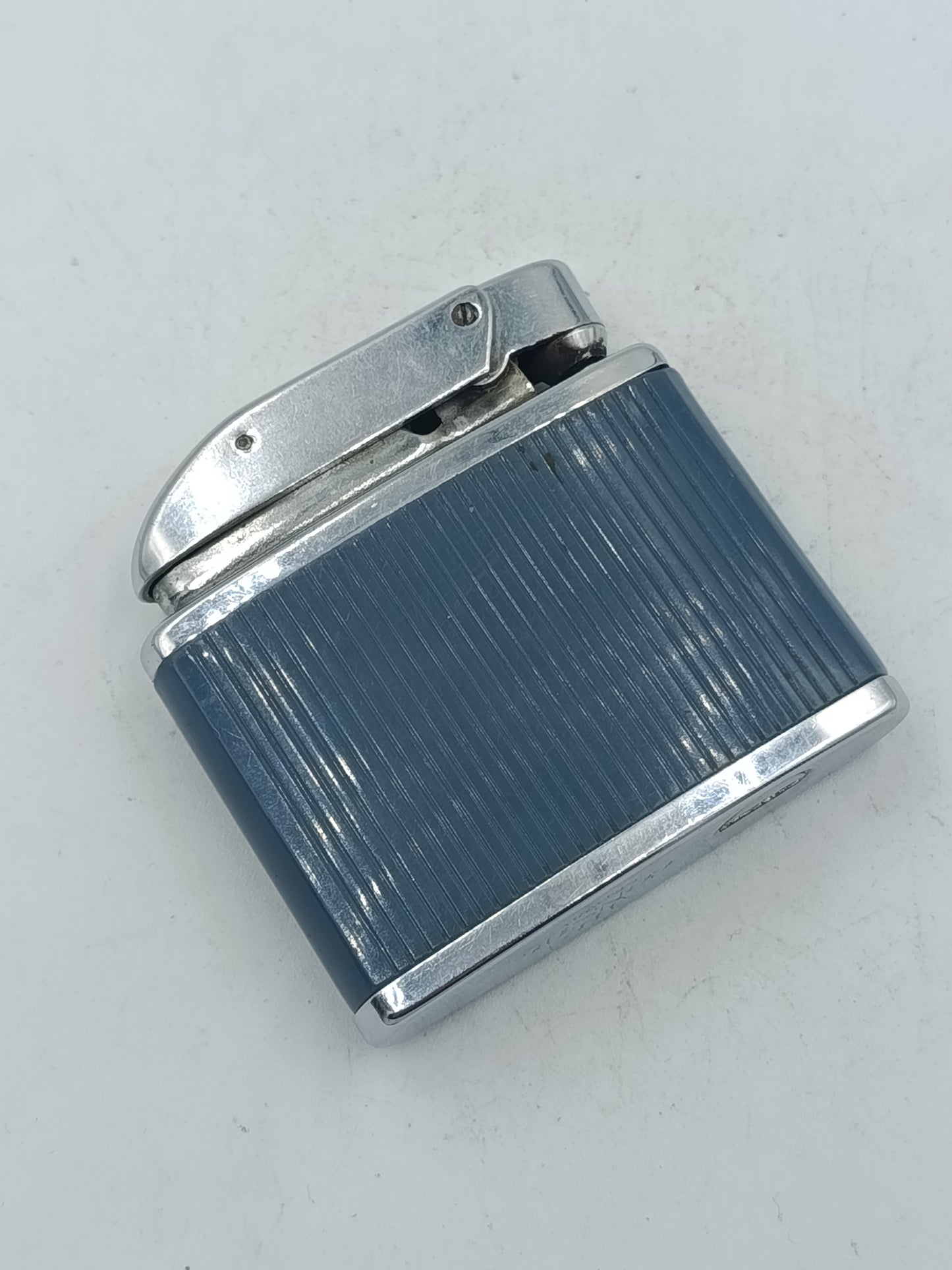 CONSUL Crown Feuerzeug silber blau geriffelt klassisches Vintage Design