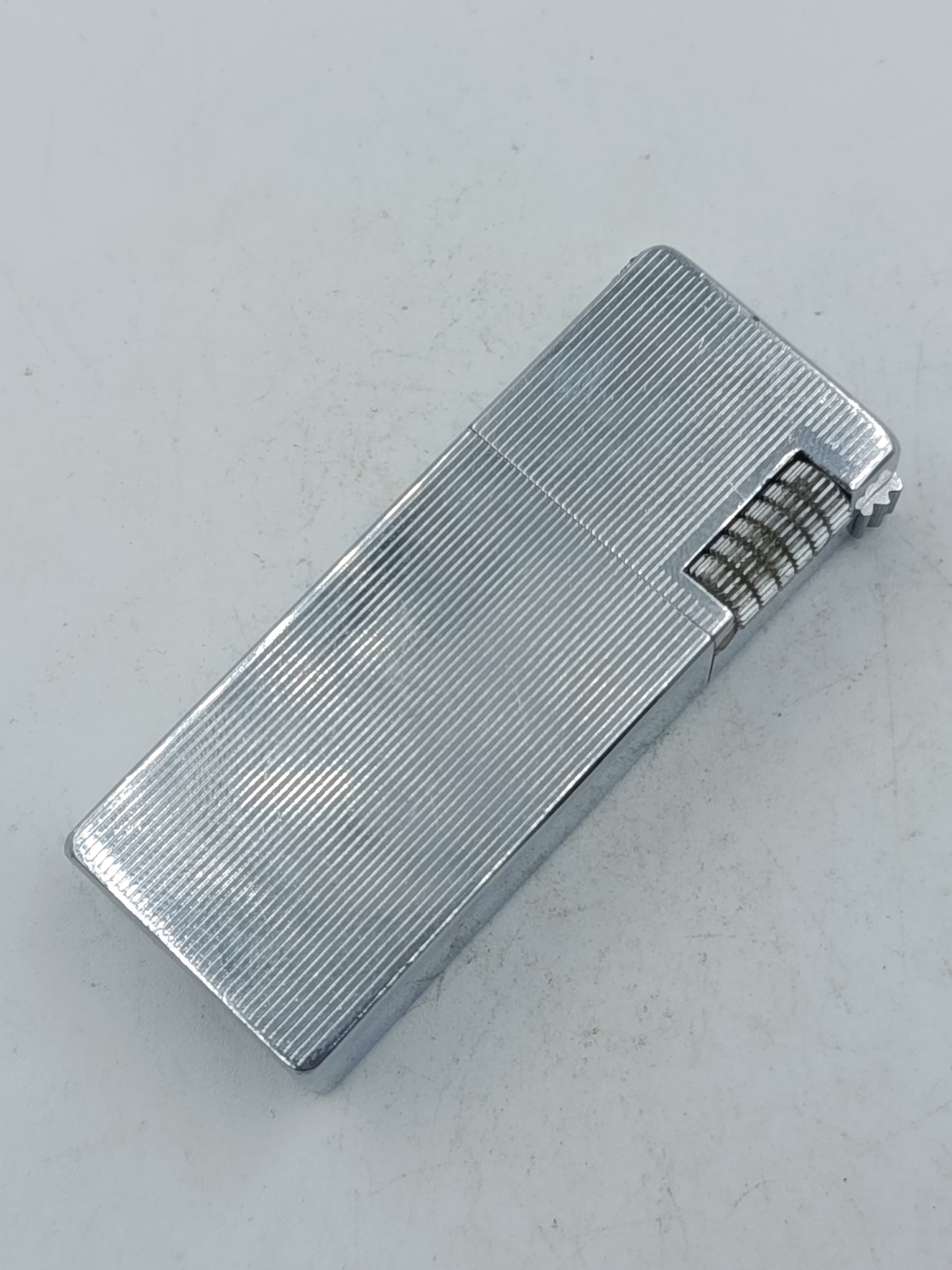 Uniputz Feuerzeug silberfarben klassisches Design aus Westdeutschland mit Längsrillen