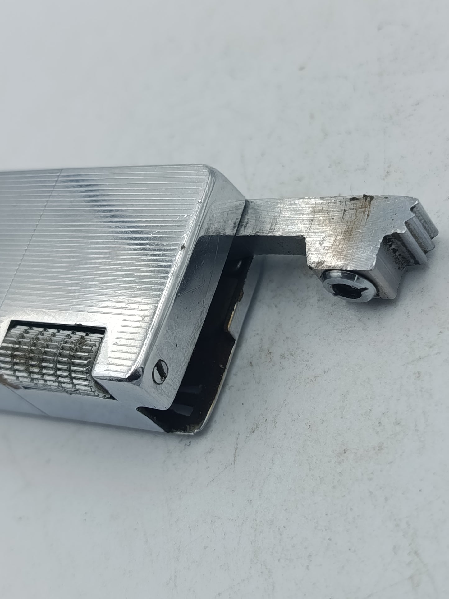 Uniputz Feuerzeug silberfarben klassisches Design aus Westdeutschland mit Längsrillen