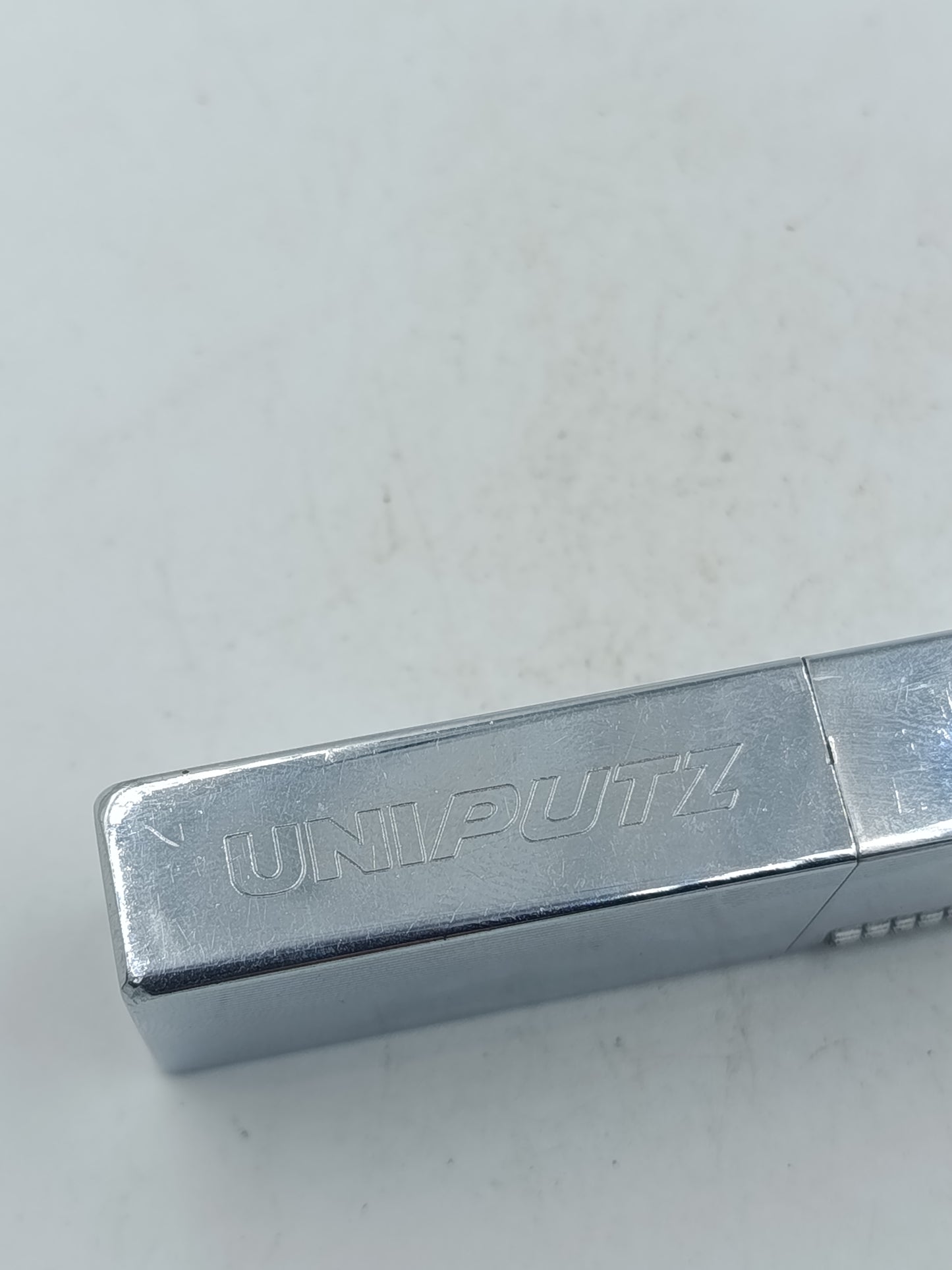 Uniputz Feuerzeug silberfarben klassisches Design aus Westdeutschland mit Längsrillen