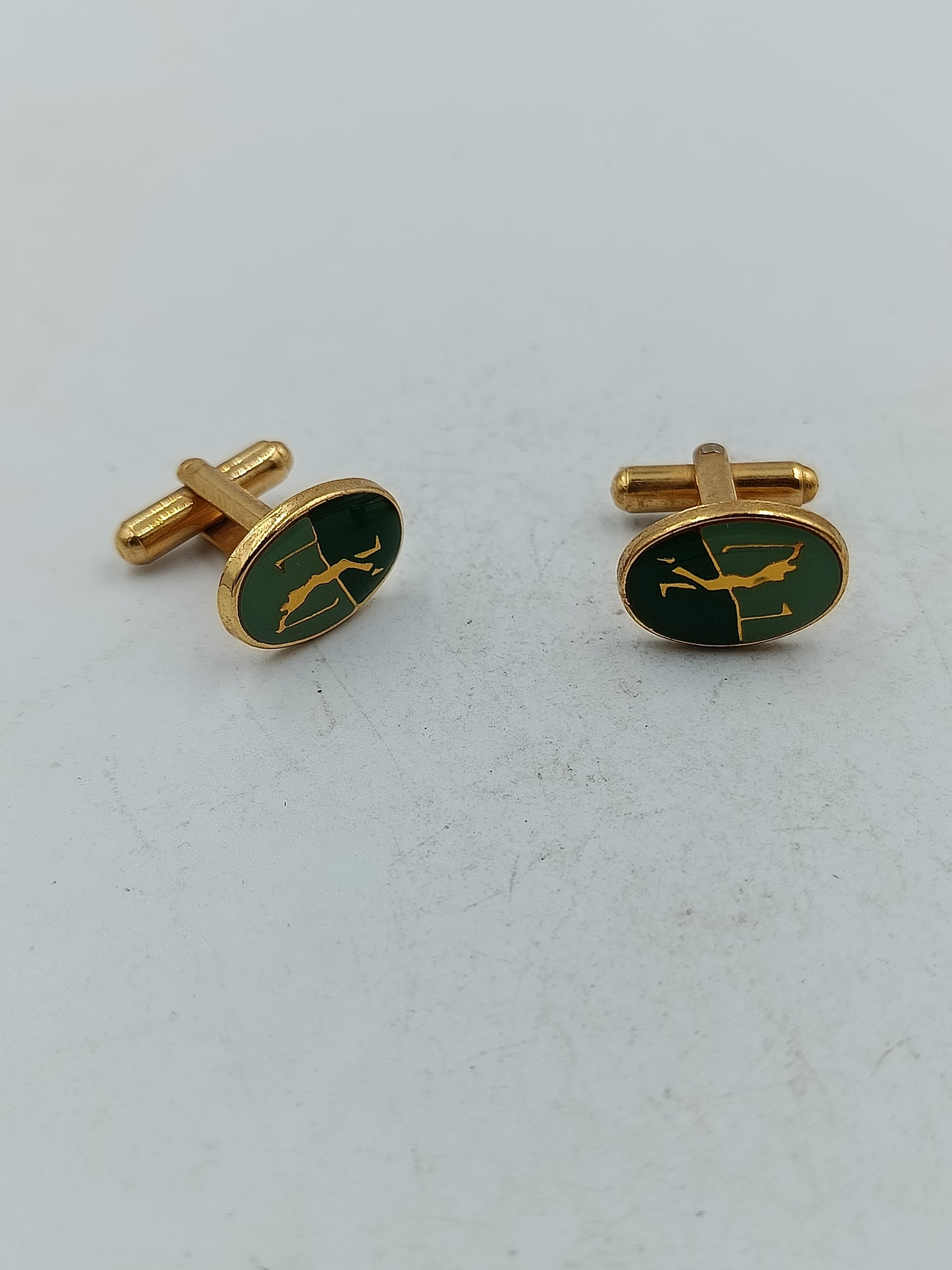 Goldfarbene Manschettenknöpfe mit grünem Emaille Motiv klassisches Design