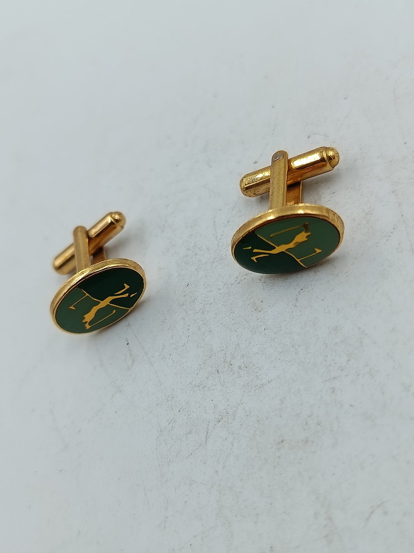Goldfarbene Manschettenknöpfe mit grünem Emaille Motiv klassisches Design
