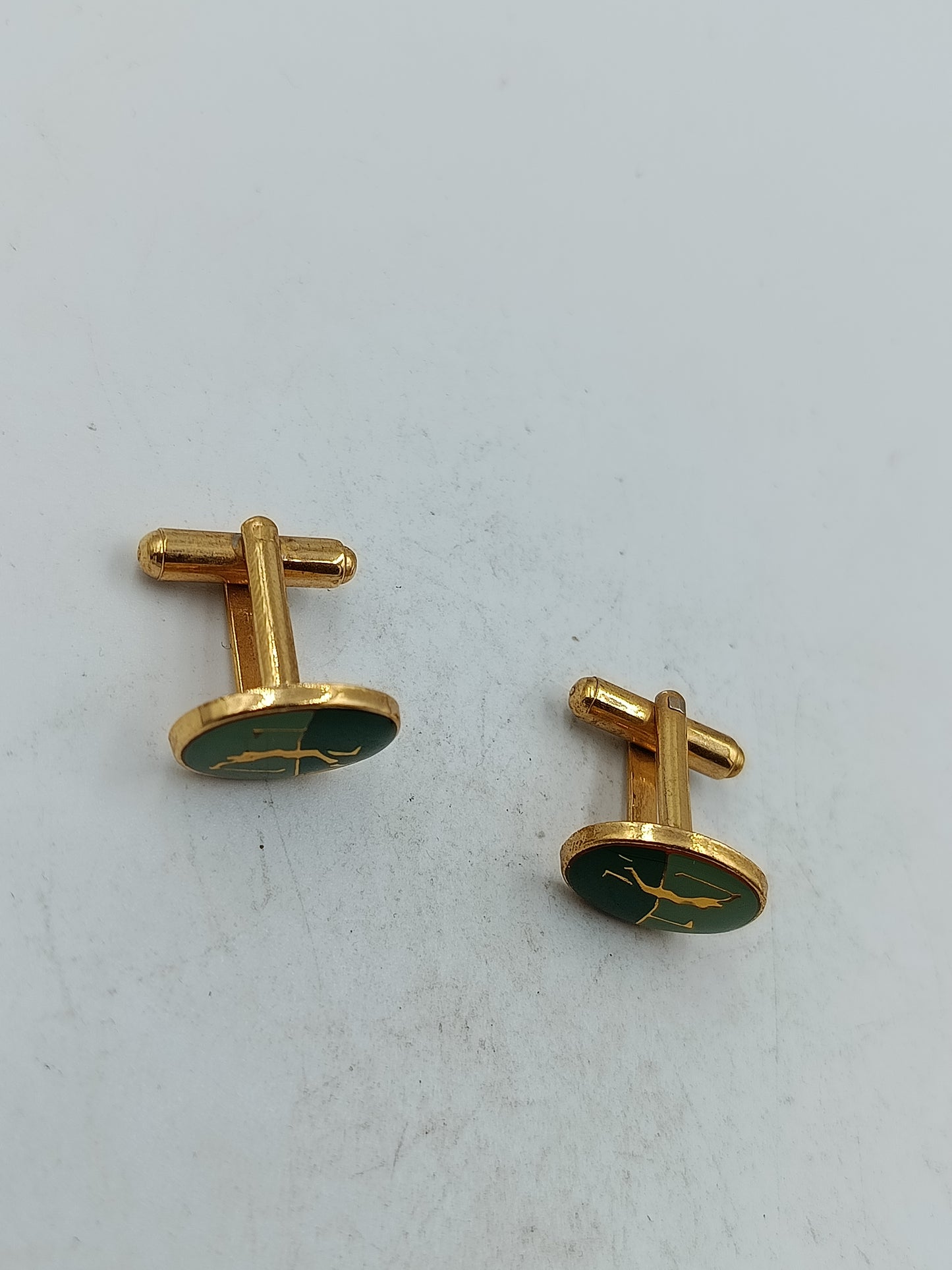 Goldfarbene Manschettenknöpfe mit grünem Emaille Motiv klassisches Design