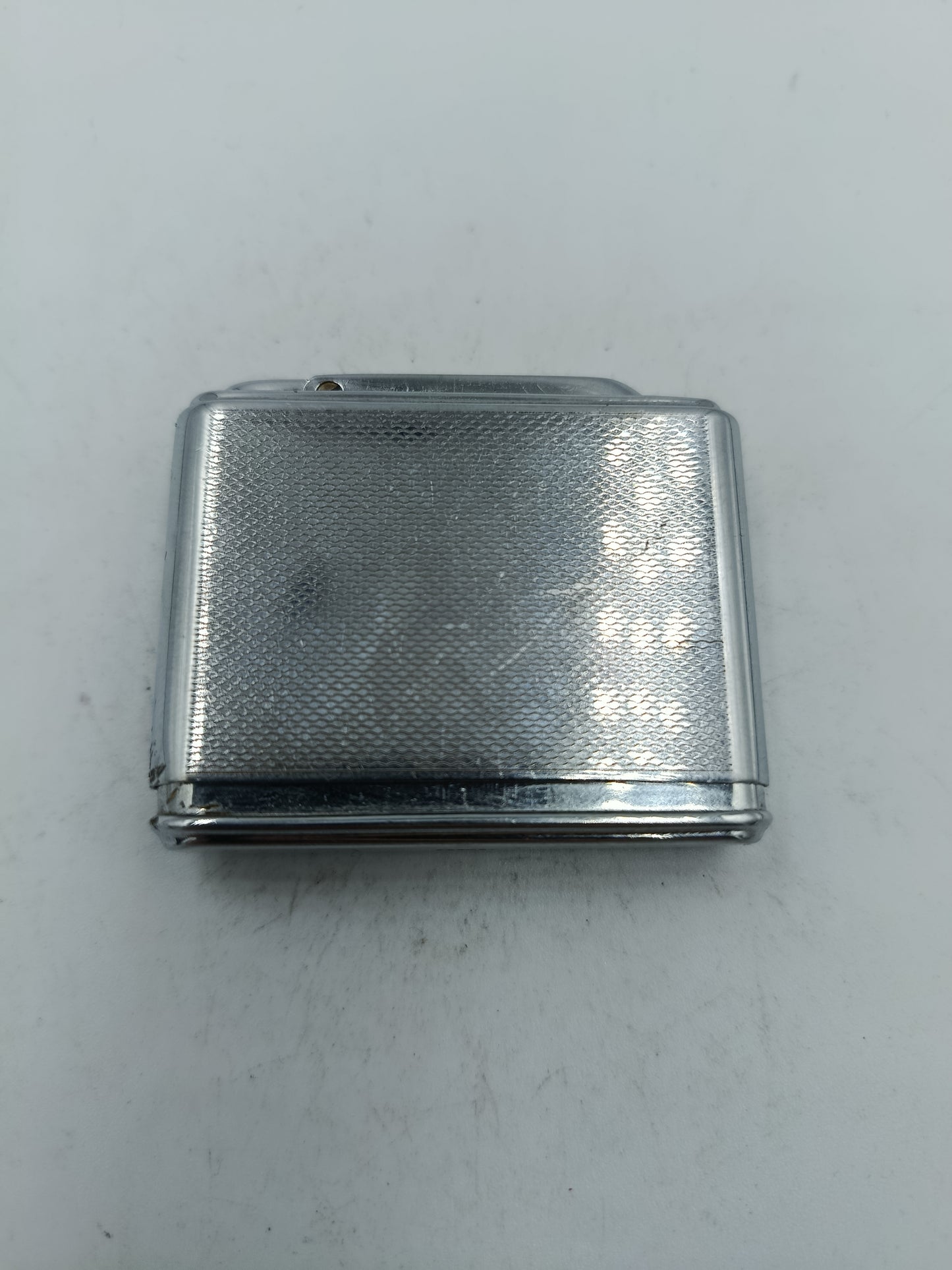 Klassisches Zigarettenetui aus Metall mit strukturierter Oberfläche und zeitlosem Design