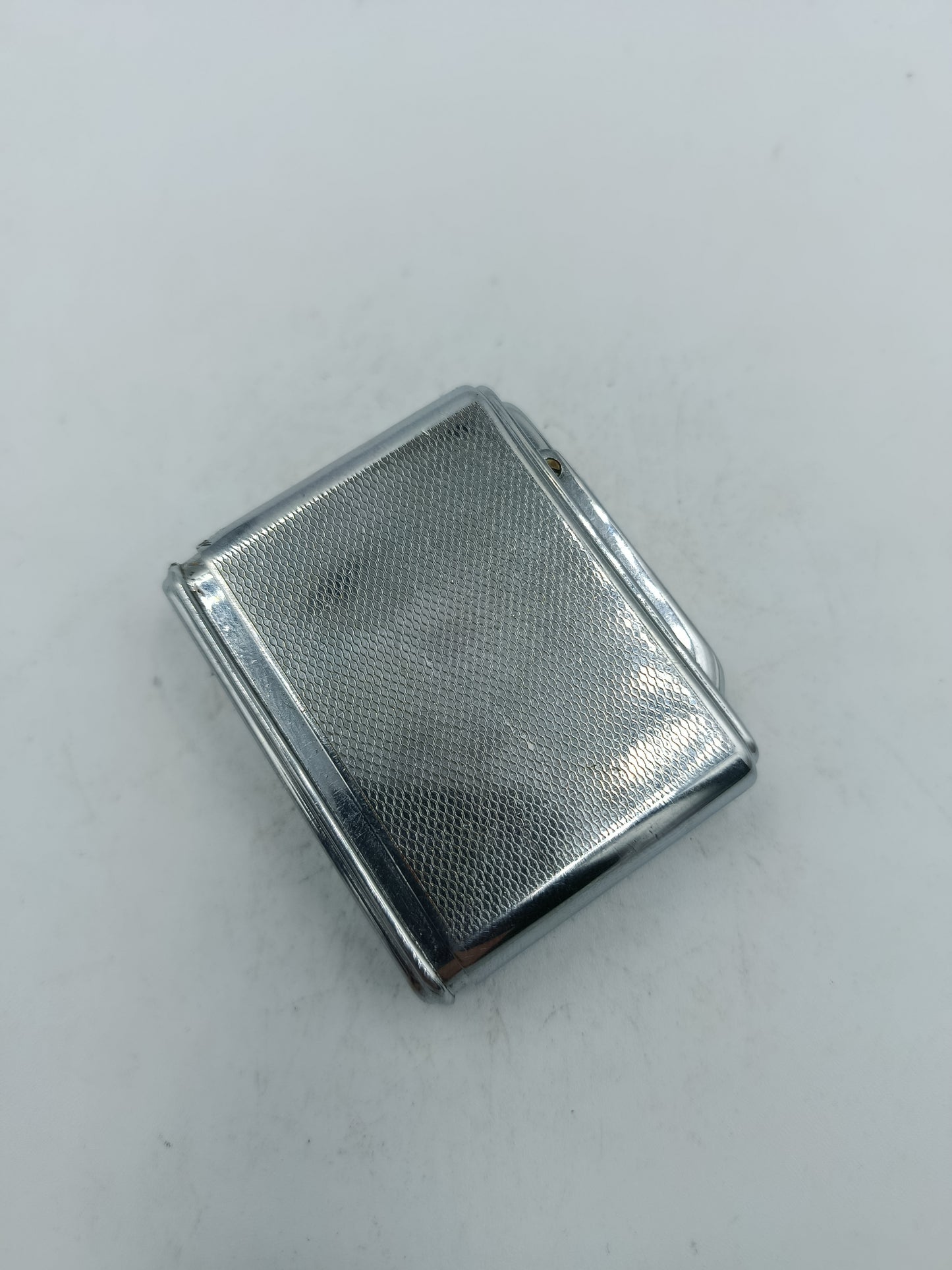 Klassisches Zigarettenetui aus Metall mit strukturierter Oberfläche und zeitlosem Design