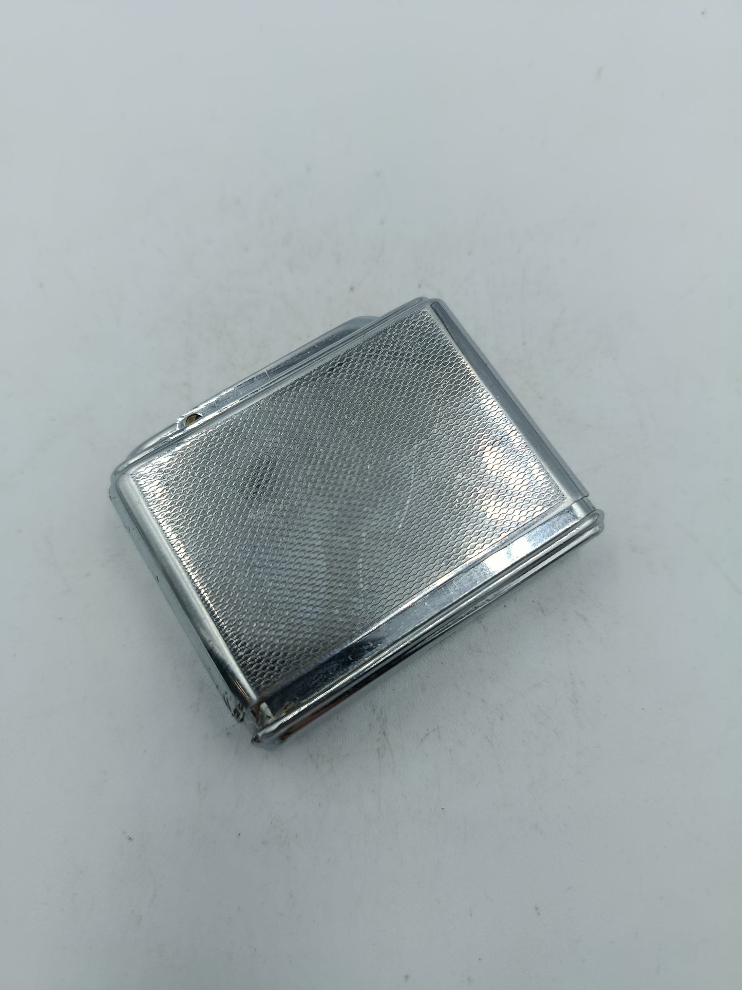 Klassisches Zigarettenetui aus Metall mit strukturierter Oberfläche und zeitlosem Design