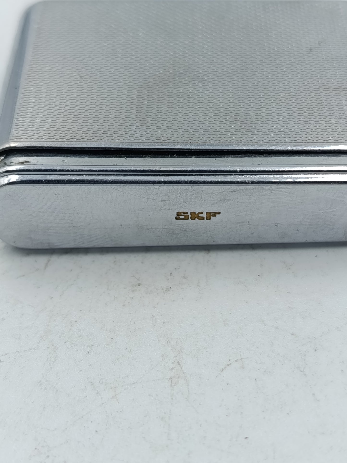 Klassisches Zigarettenetui aus Metall mit strukturierter Oberfläche und zeitlosem Design