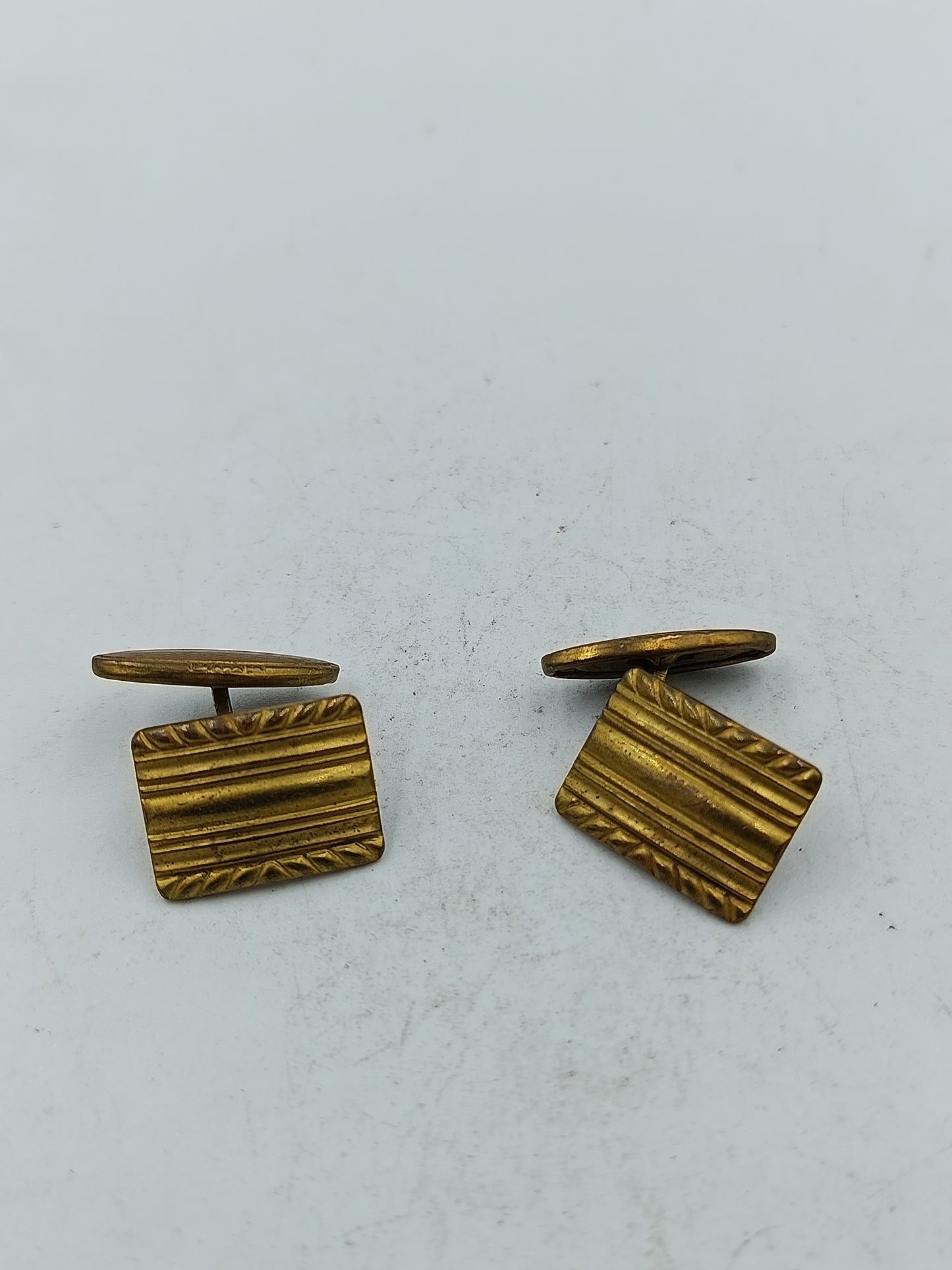 Klassische Manschettenknöpfe goldfarben mit strukturierter Oberfläche
