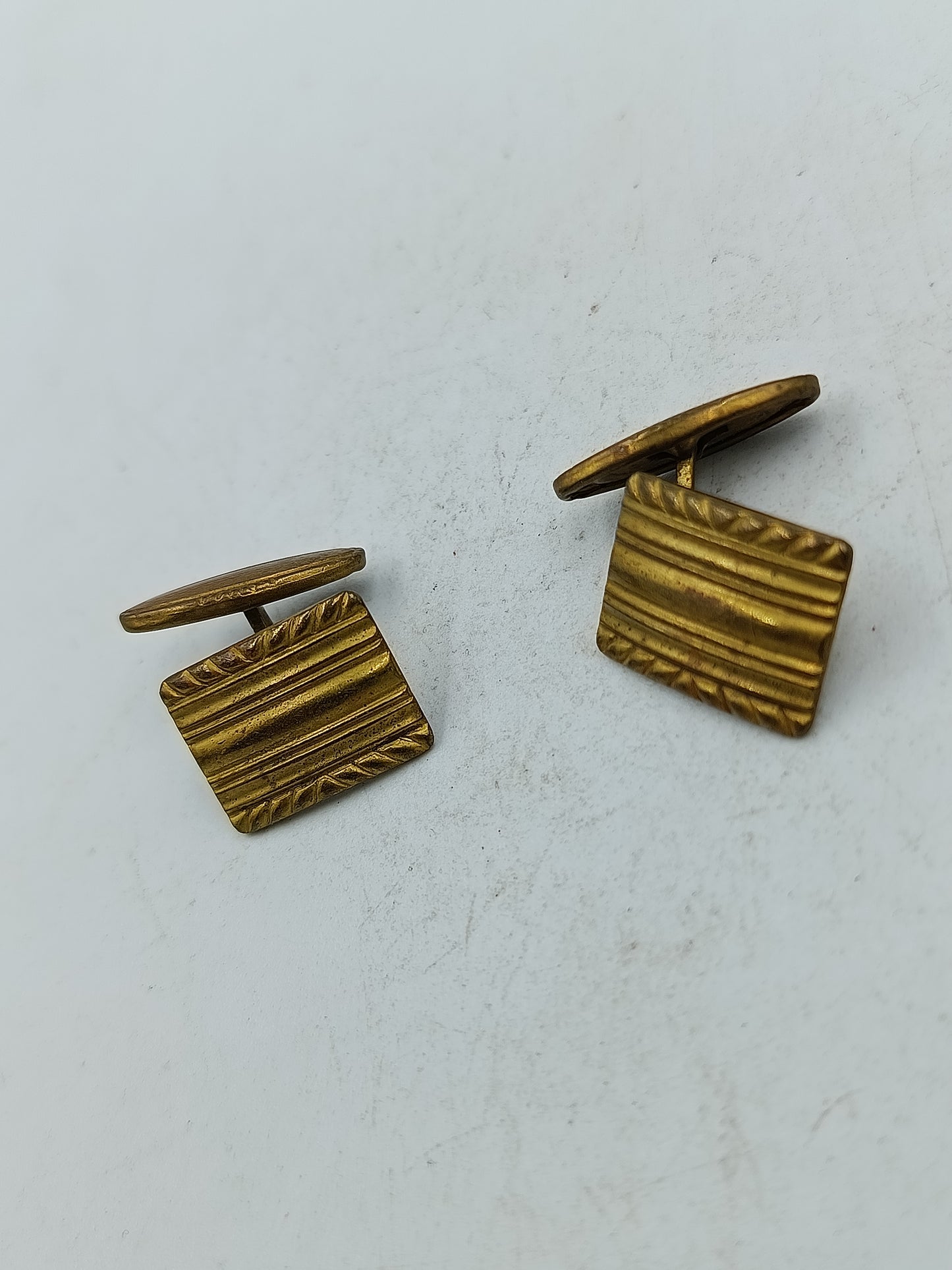 Klassische Manschettenknöpfe goldfarben mit strukturierter Oberfläche