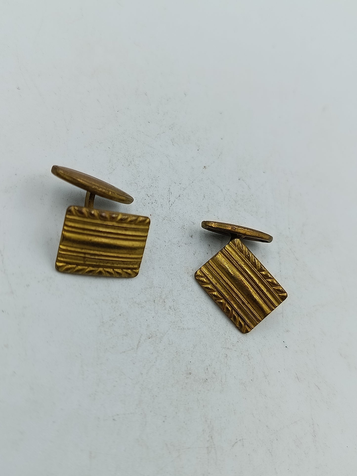 Klassische Manschettenknöpfe goldfarben mit strukturierter Oberfläche