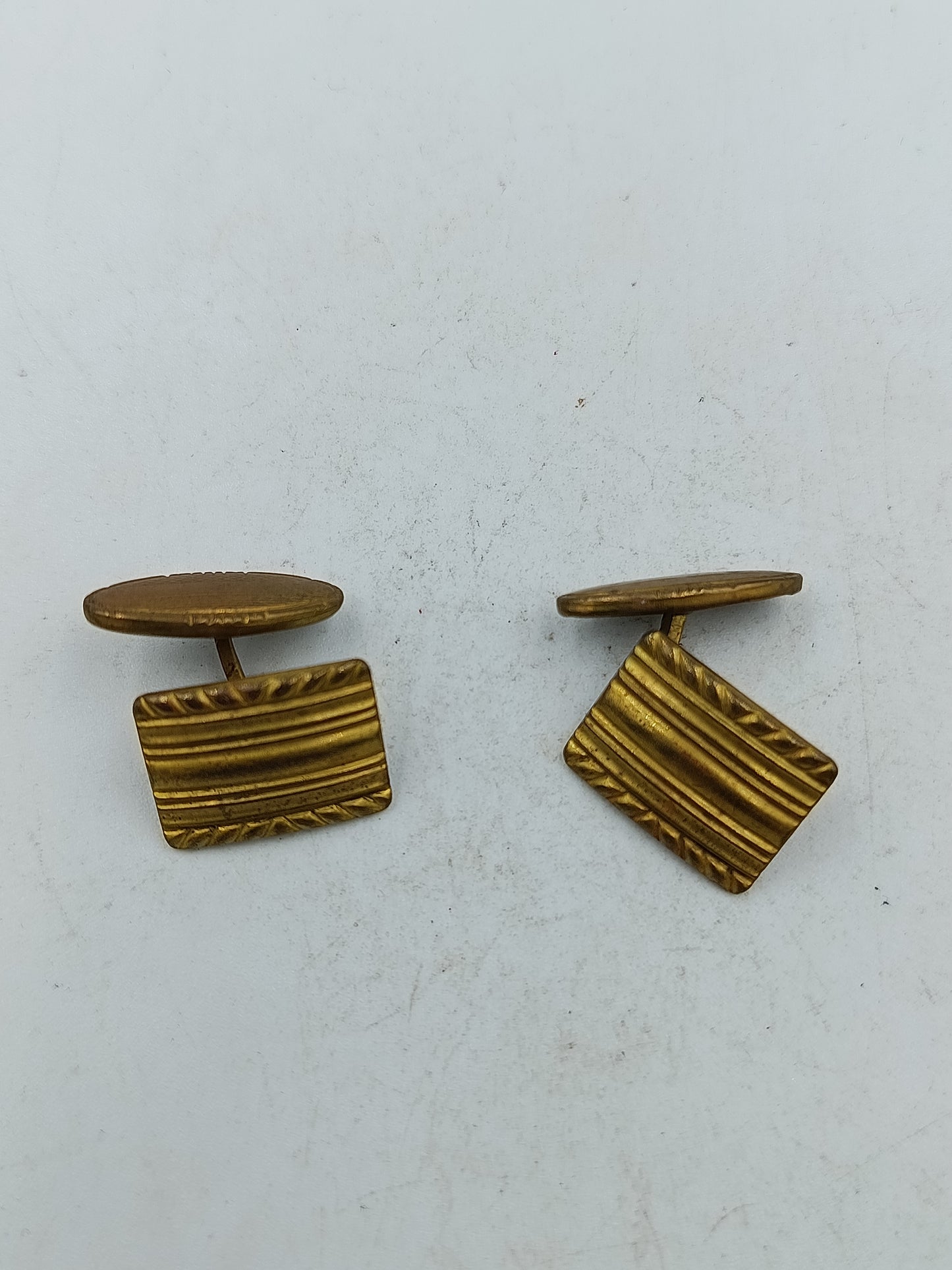 Klassische Manschettenknöpfe goldfarben mit strukturierter Oberfläche