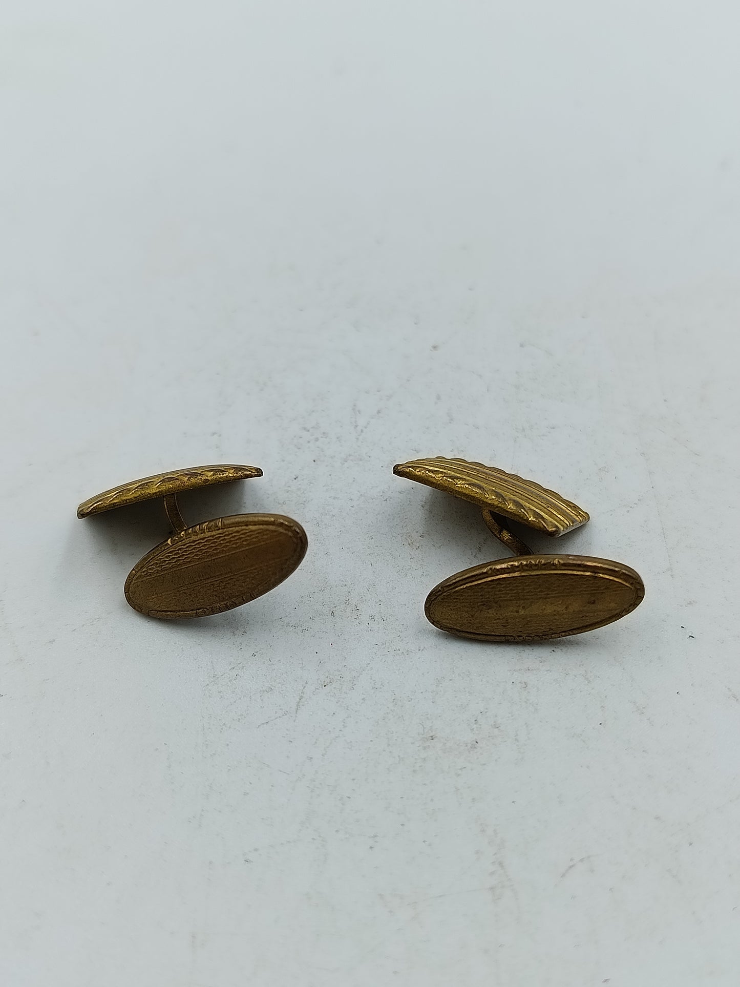 Klassische Manschettenknöpfe goldfarben mit strukturierter Oberfläche