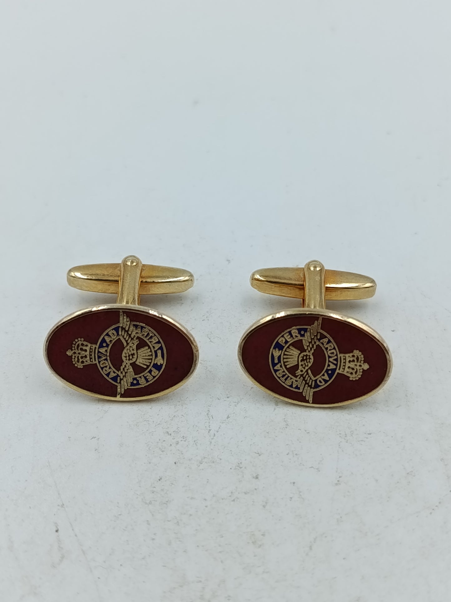 Edle Manschettenknöpfe goldfarben mit rotem Wappenmotiv im klassischen Stil