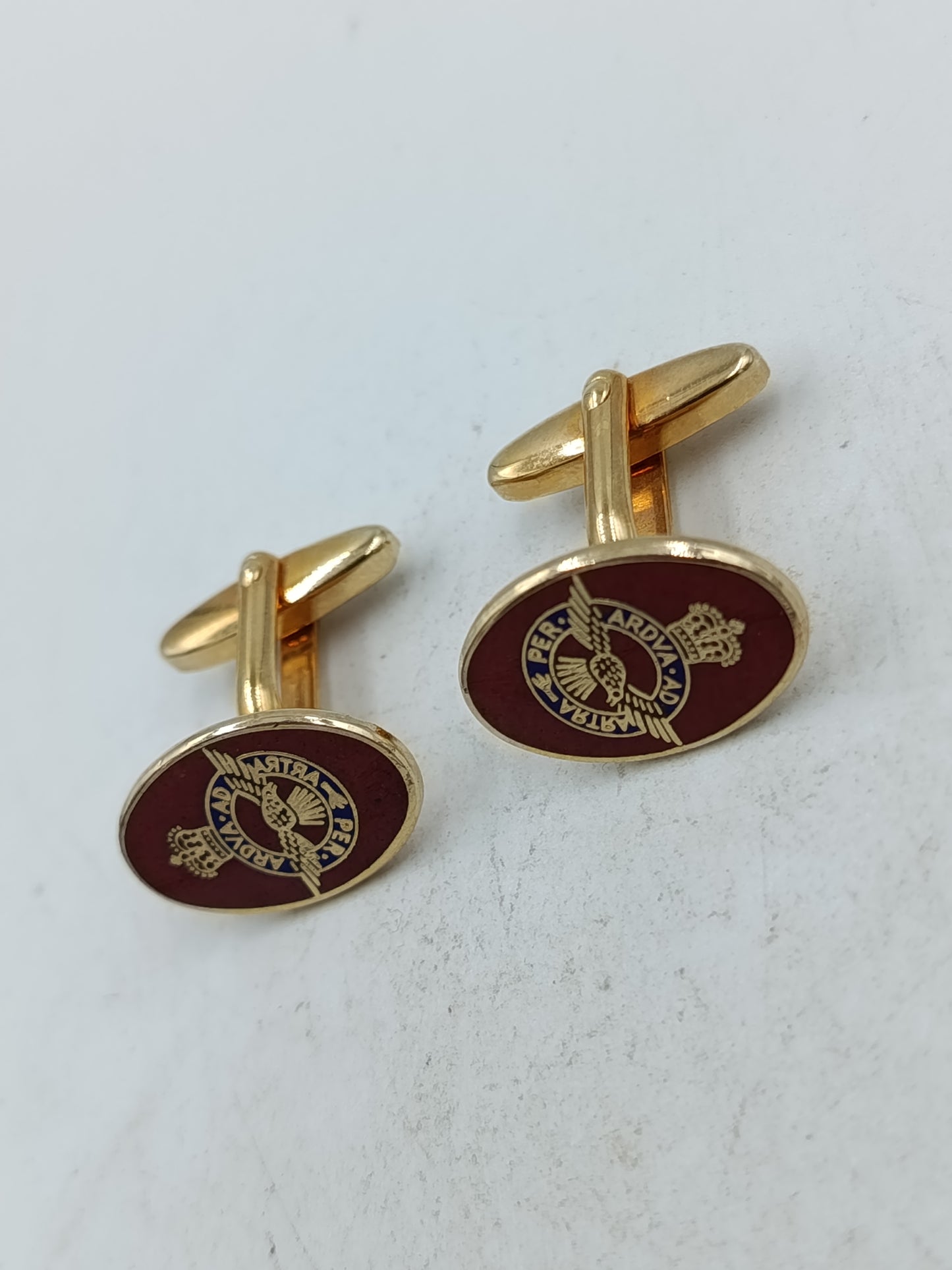 Edle Manschettenknöpfe goldfarben mit rotem Wappenmotiv im klassischen Stil