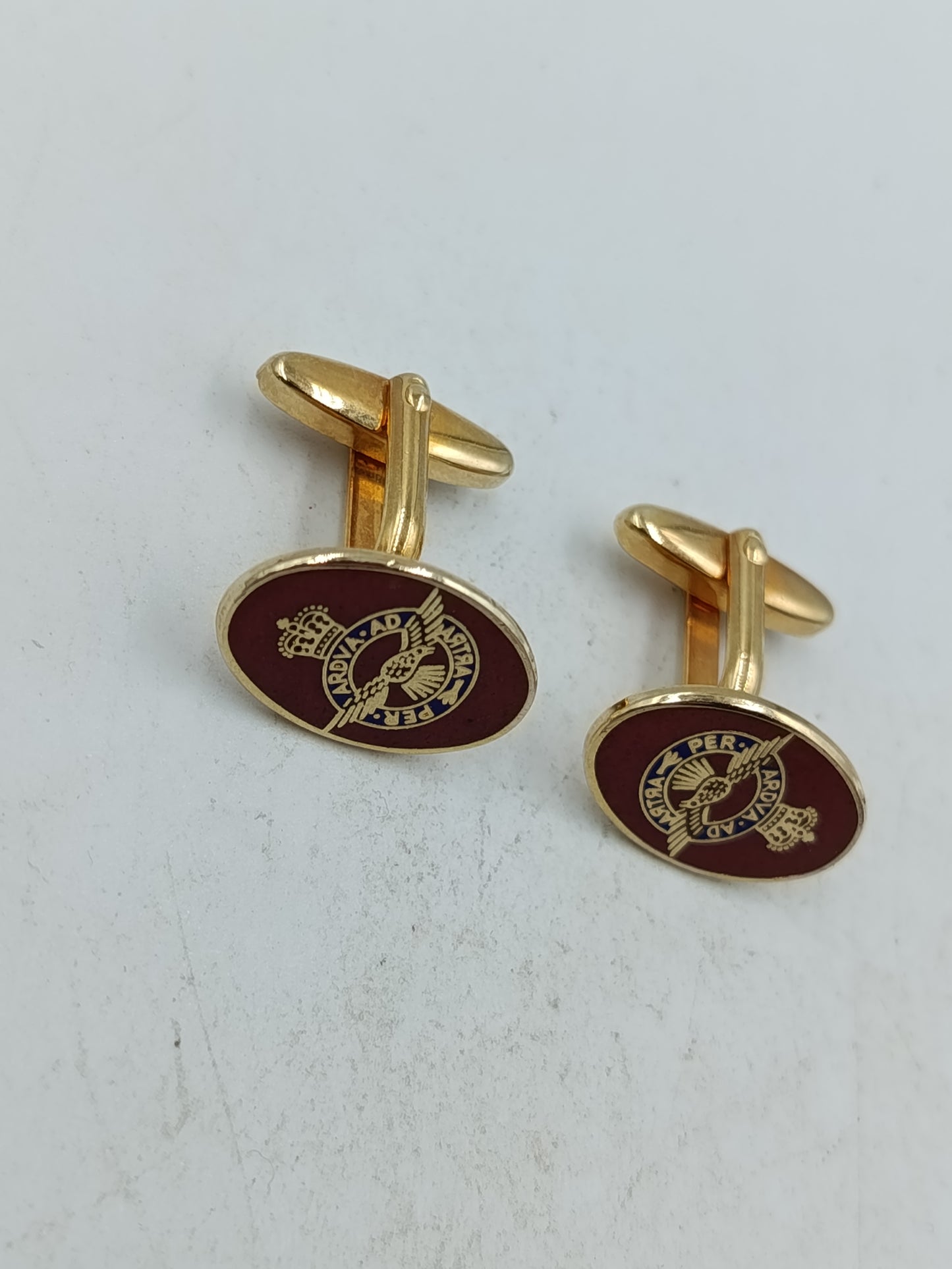 Edle Manschettenknöpfe goldfarben mit rotem Wappenmotiv im klassischen Stil