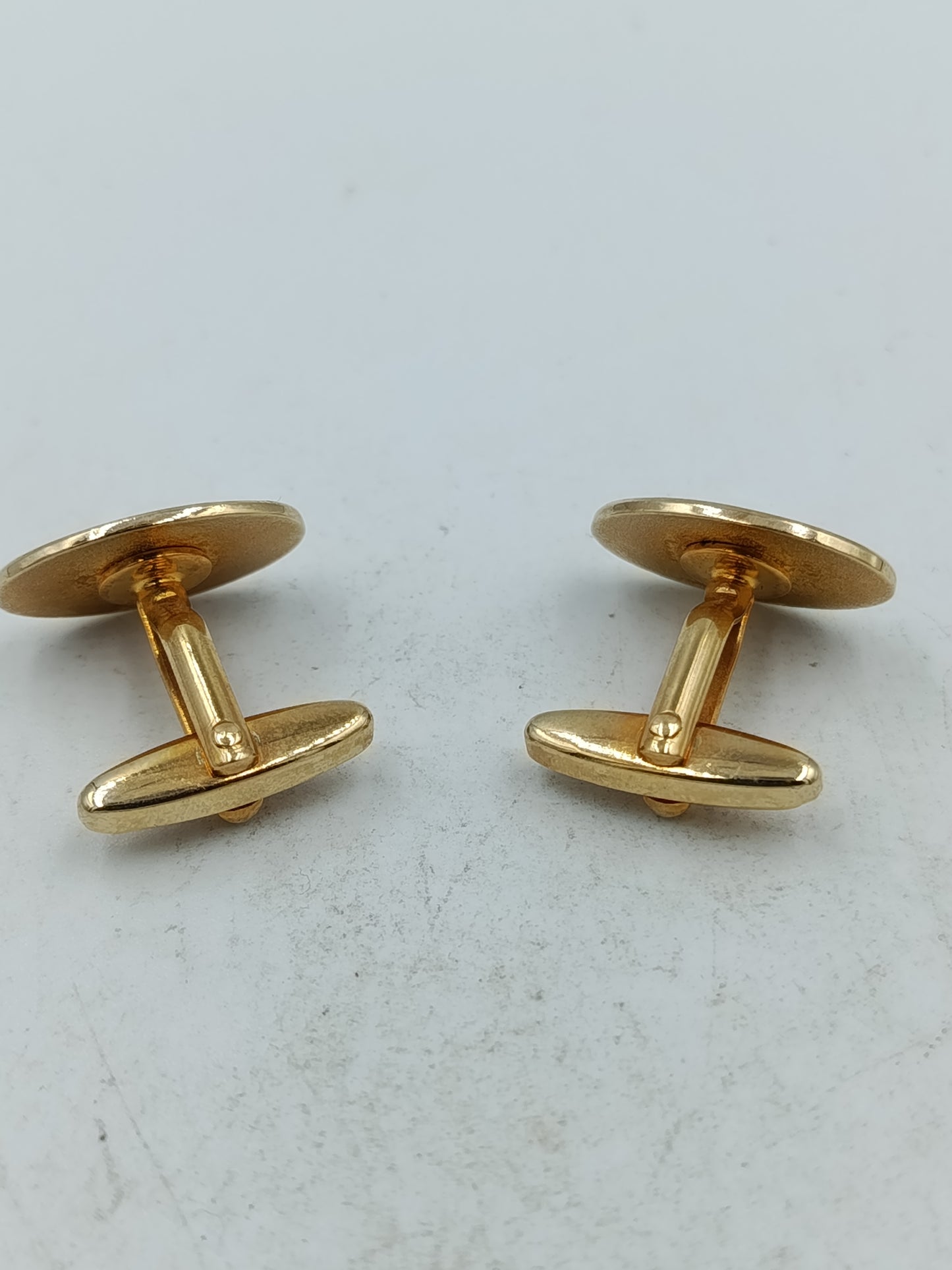 Edle Manschettenknöpfe goldfarben mit rotem Wappenmotiv im klassischen Stil