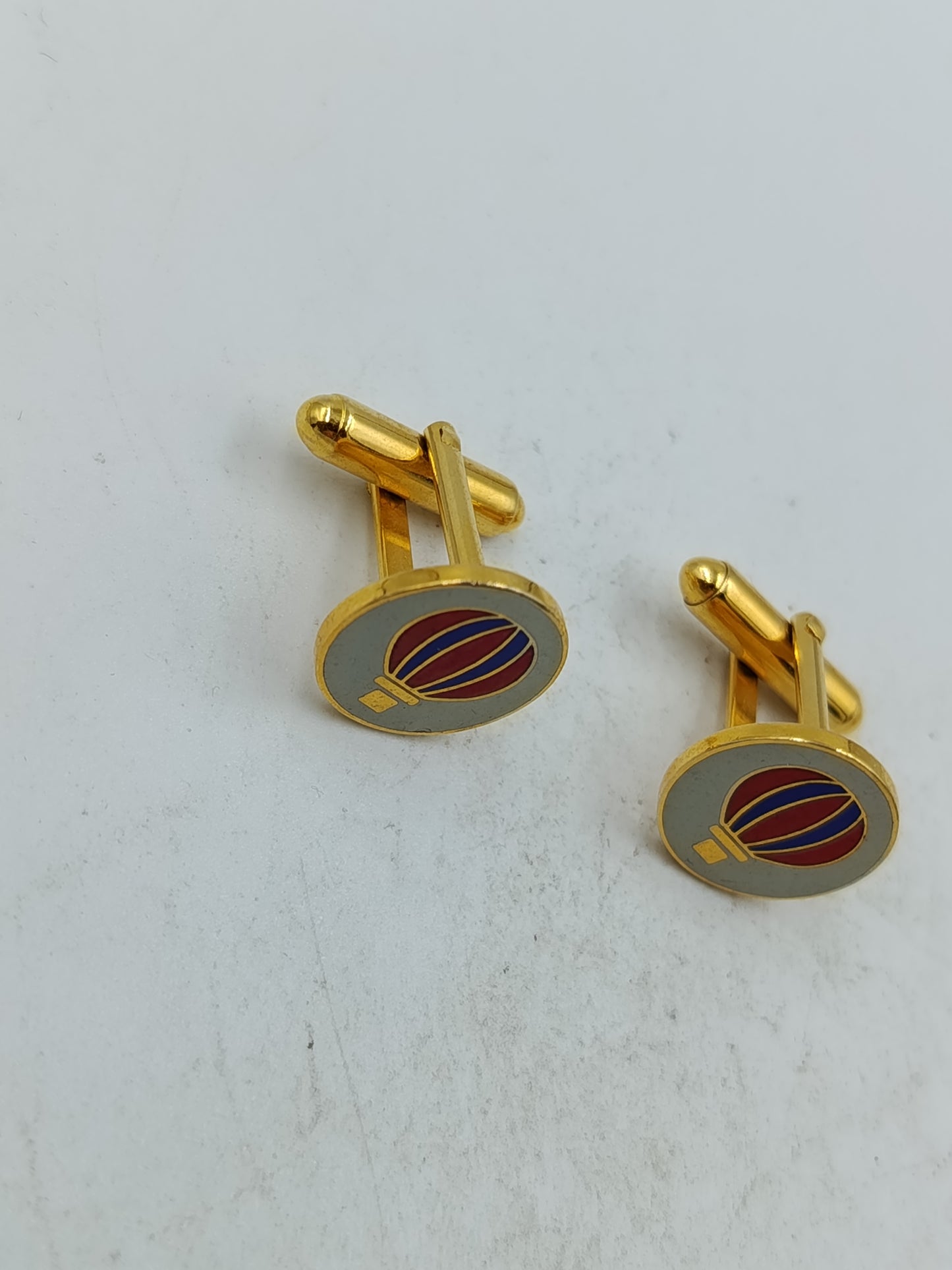 Runde Manschettenknöpfe goldfarben mit farbigem Heißluftballon Motiv im klassischen Stil