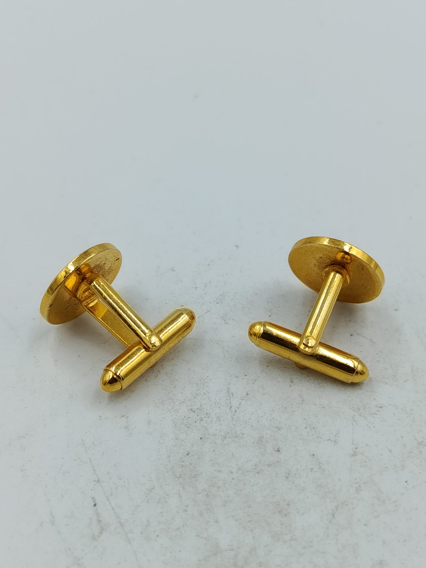 Runde Manschettenknöpfe goldfarben mit farbigem Heißluftballon Motiv im klassischen Stil