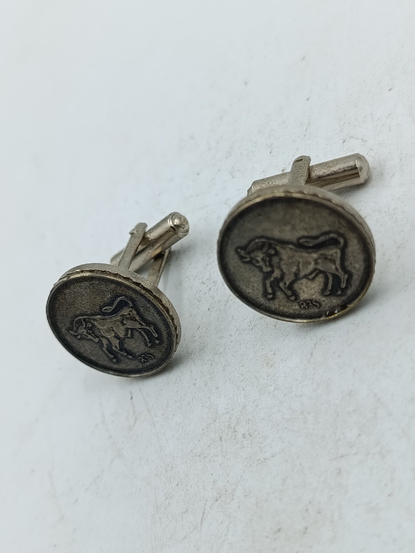 Runde Manschettenknöpfe aus echtem Silber mit Stiermotiv im antiken Stil