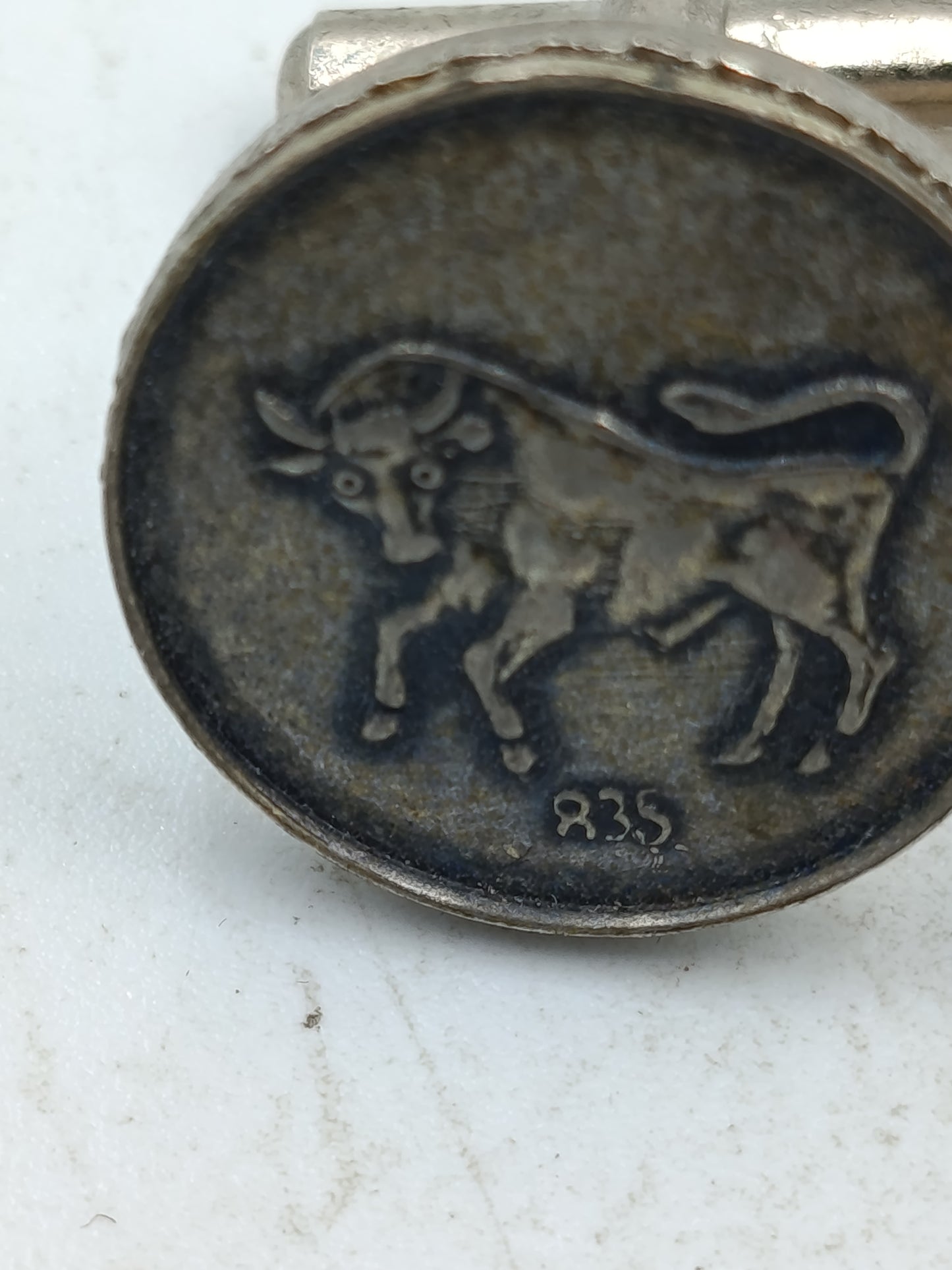 Runde Manschettenknöpfe aus echtem Silber mit Stiermotiv im antiken Stil