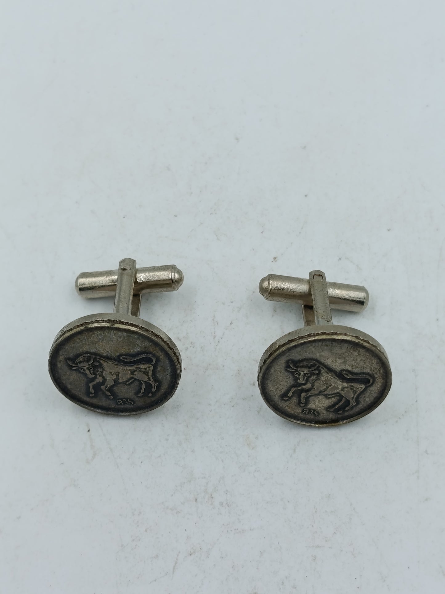 Runde Manschettenknöpfe aus echtem Silber mit Stiermotiv im antiken Stil