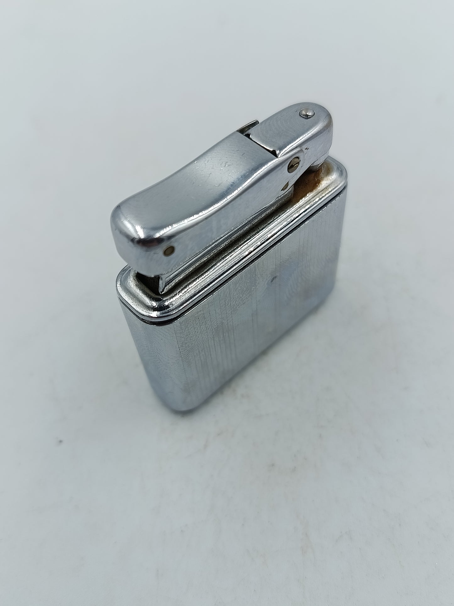Klassisches Benzinfeuerzeug im eleganten Metall Design mit feiner Linienstruktur