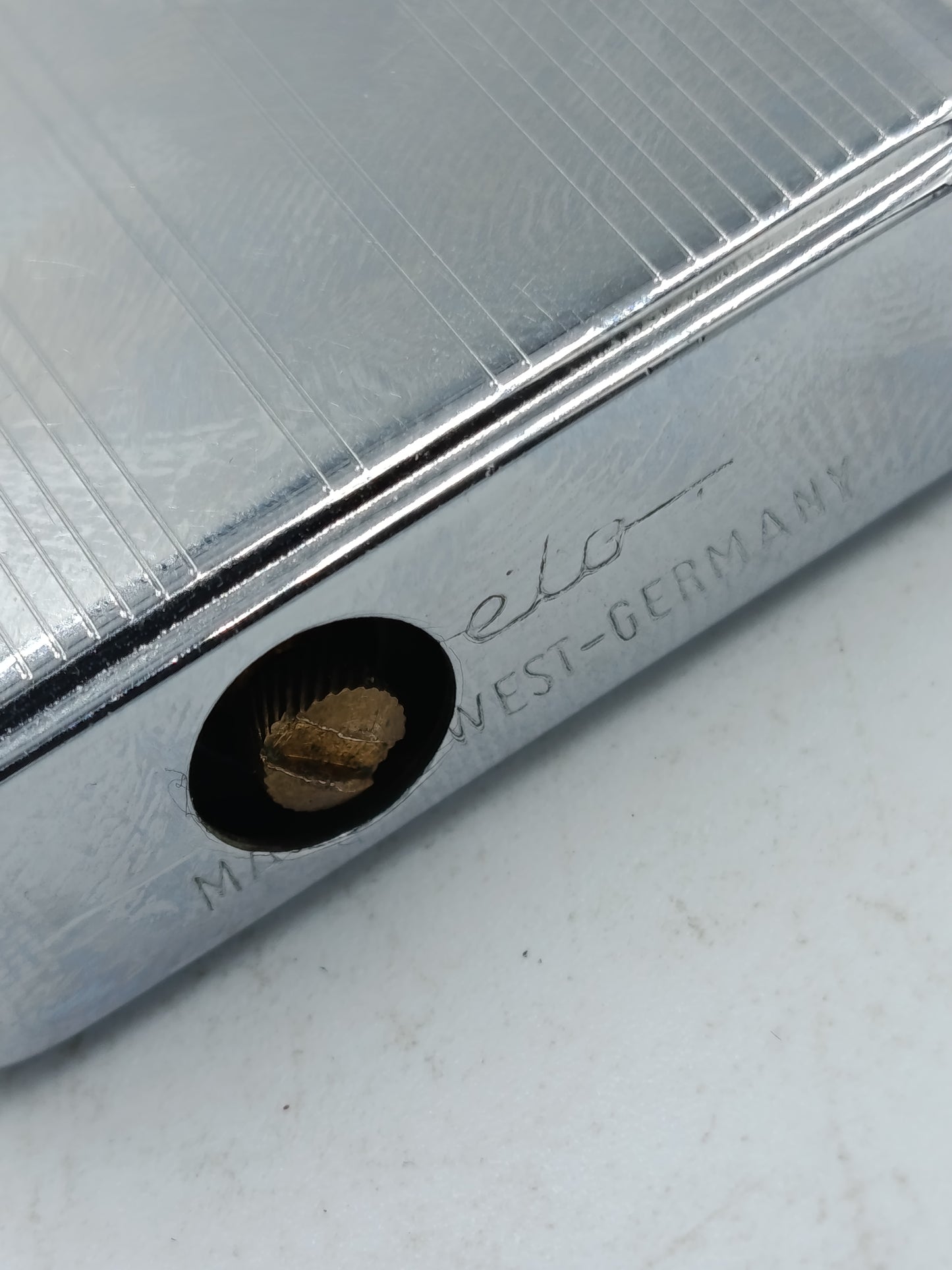 Klassisches Benzinfeuerzeug im eleganten Metall Design mit feiner Linienstruktur