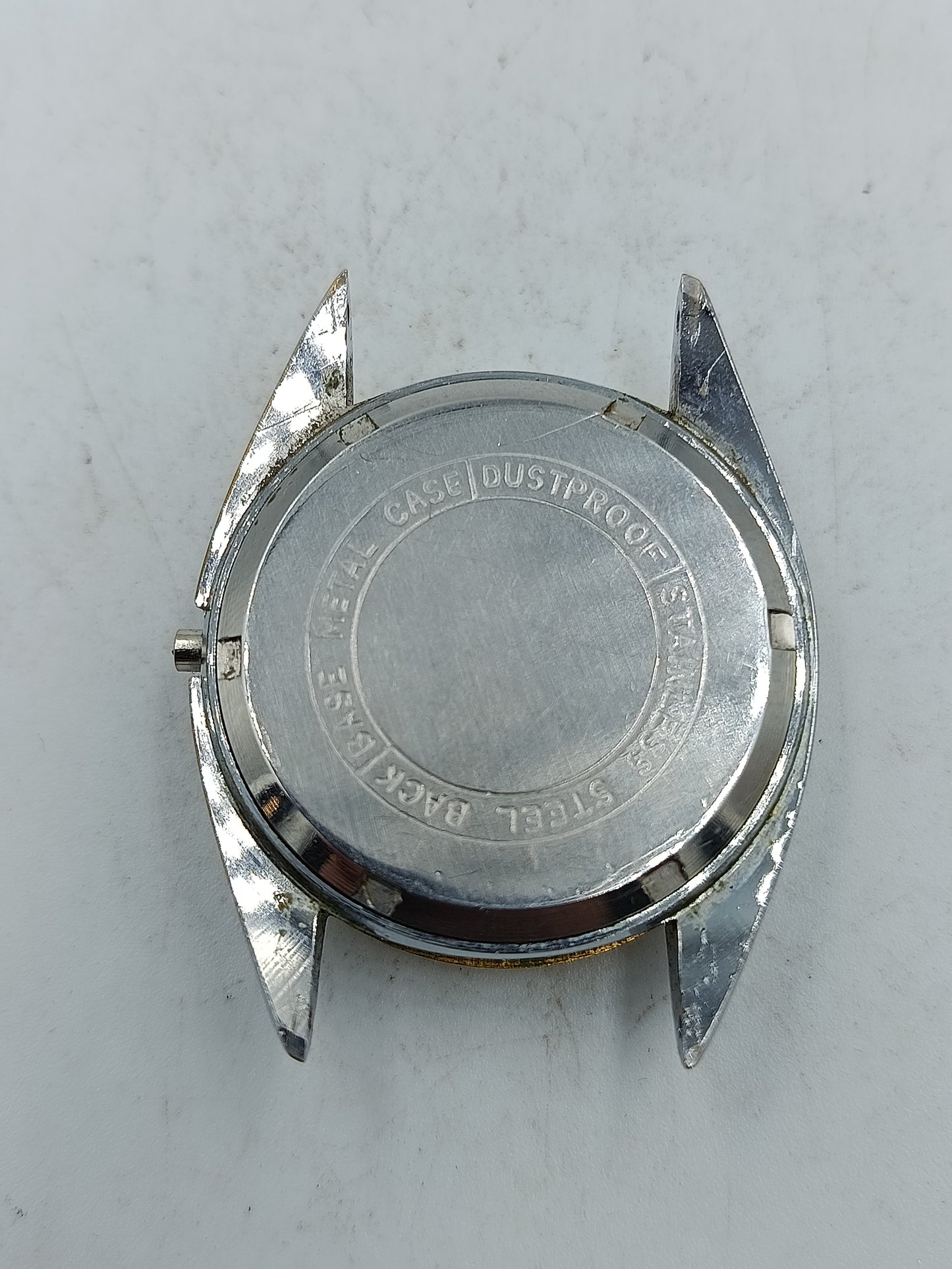 Klassische Schweizer Armbanduhr De Luxe mit goldfarbener Lünette