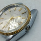 Klassische Schweizer Armbanduhr De Luxe mit goldfarbener Lünette