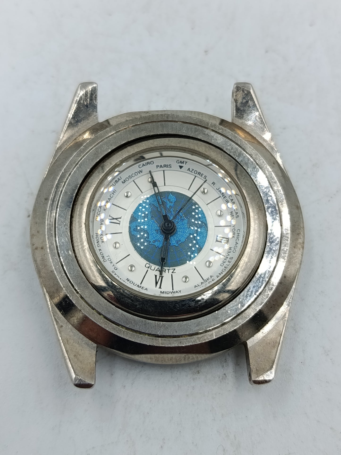 Weltzeituhr Quartz mit drehbarem Gehäuse und detaillierter Weltkartenanzeige im Vintage Stil