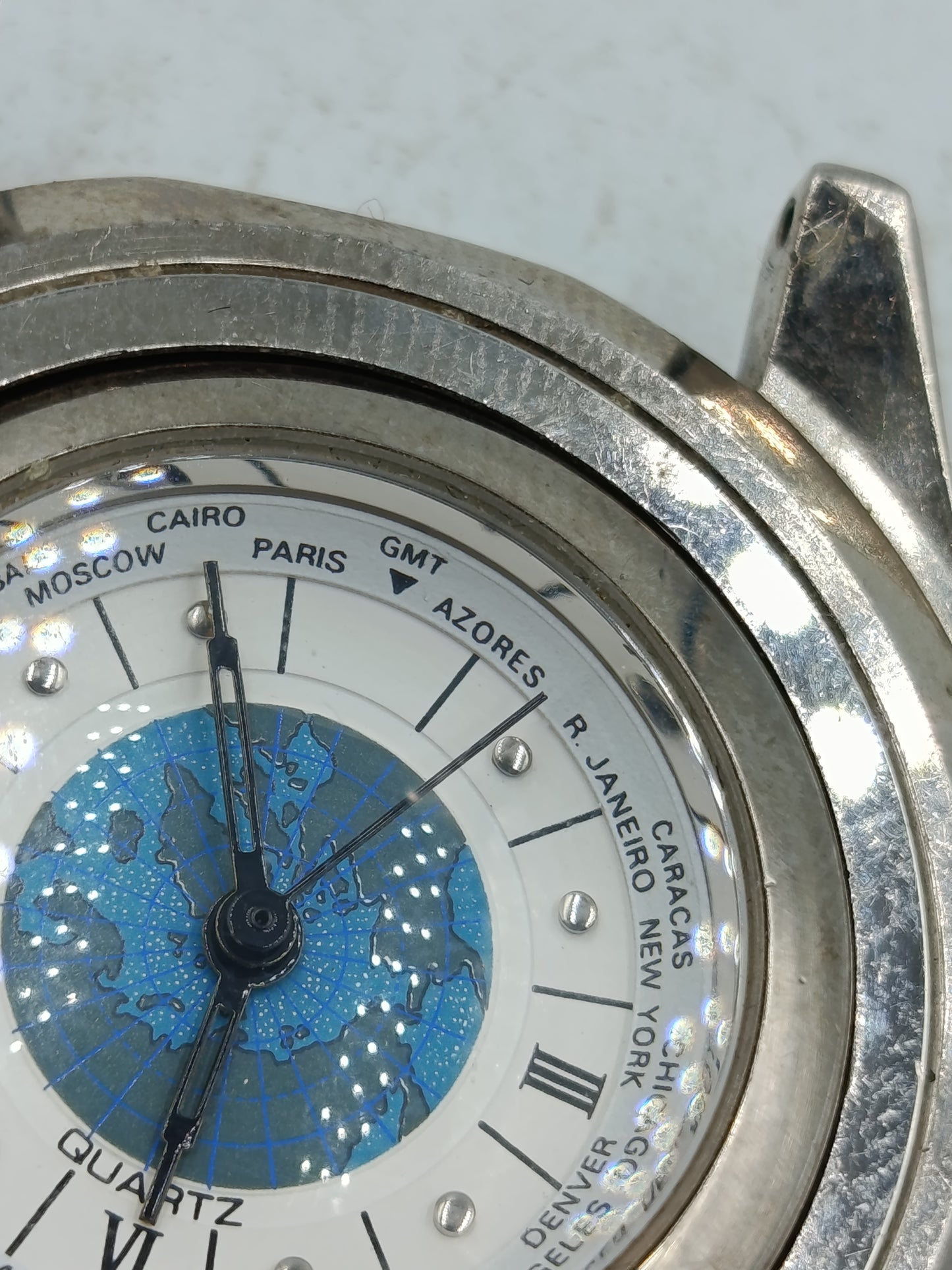 Weltzeituhr Quartz mit drehbarem Gehäuse und detaillierter Weltkartenanzeige im Vintage Stil