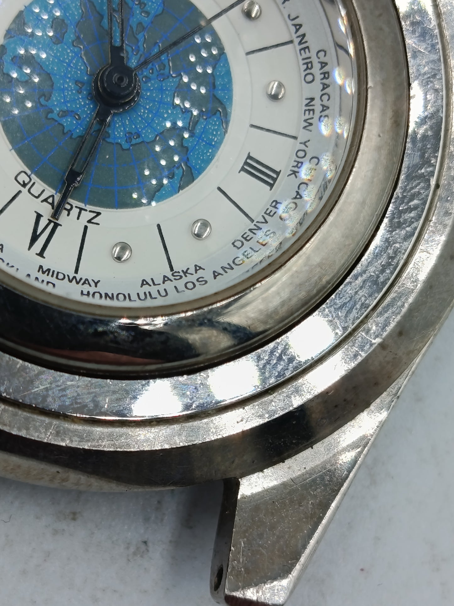 Weltzeituhr Quartz mit drehbarem Gehäuse und detaillierter Weltkartenanzeige im Vintage Stil