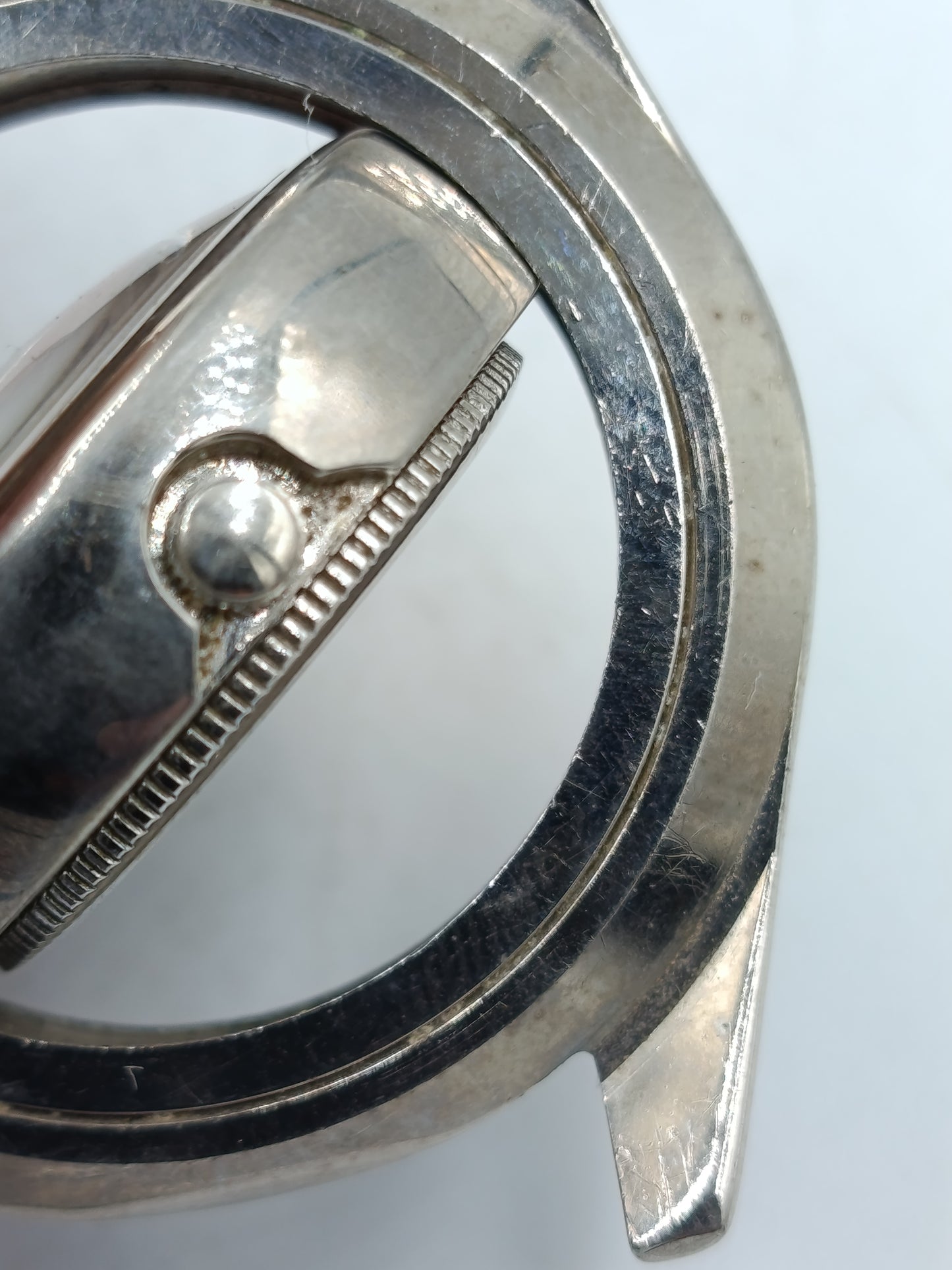 Weltzeituhr Quartz mit drehbarem Gehäuse und detaillierter Weltkartenanzeige im Vintage Stil