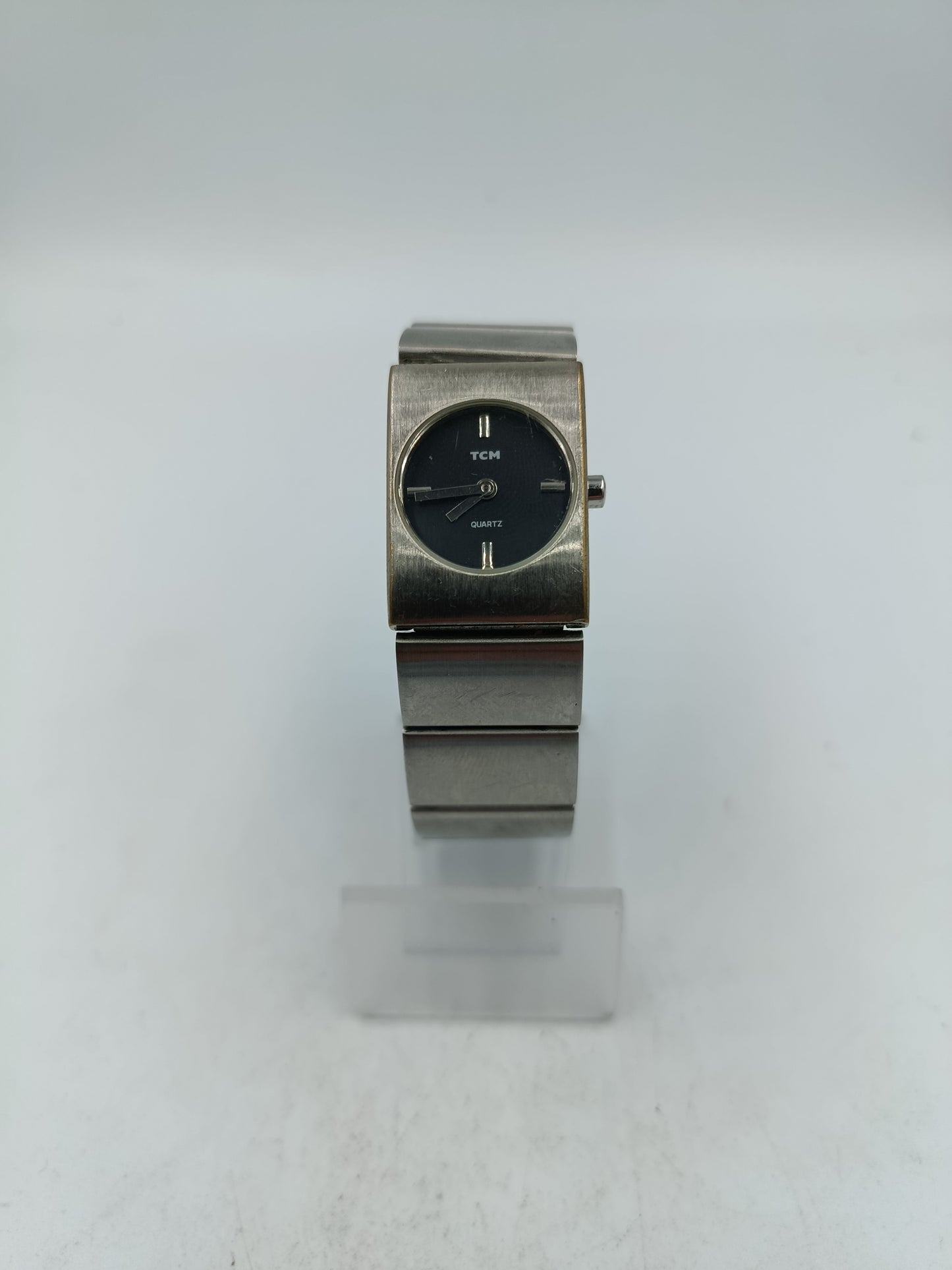 TCM Quartz Armbanduhr silberfarben mit schwarzem Zifferblatt im klaren minimalistischen Design