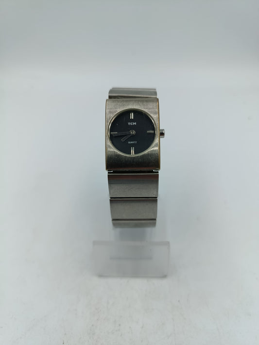 TCM Quartz Armbanduhr silberfarben mit schwarzem Zifferblatt im klaren minimalistischen Design