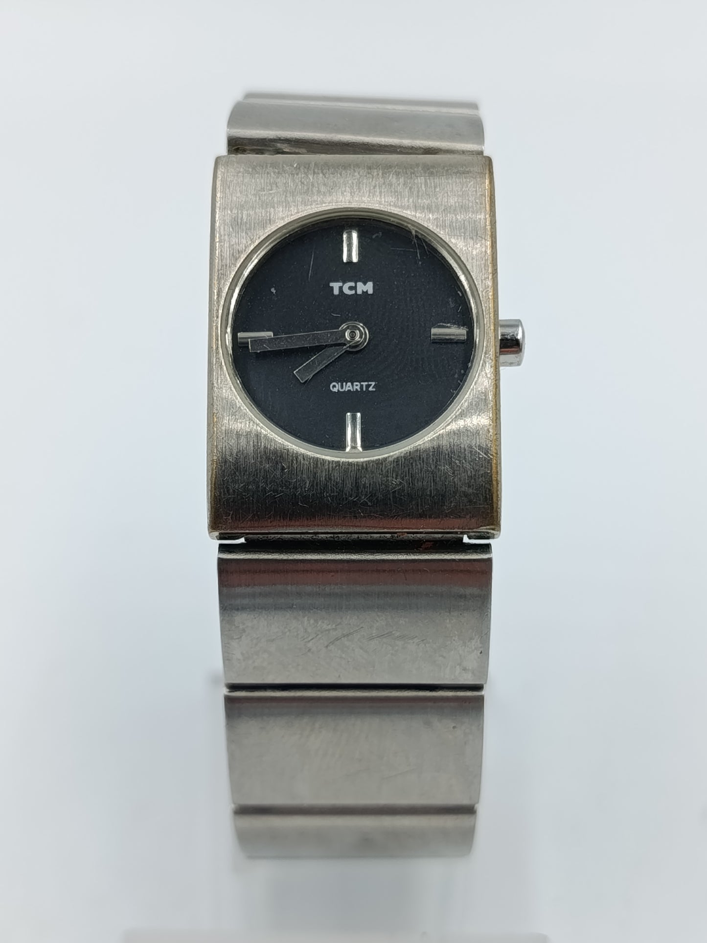 TCM Quartz Armbanduhr silberfarben mit schwarzem Zifferblatt im klaren minimalistischen Design