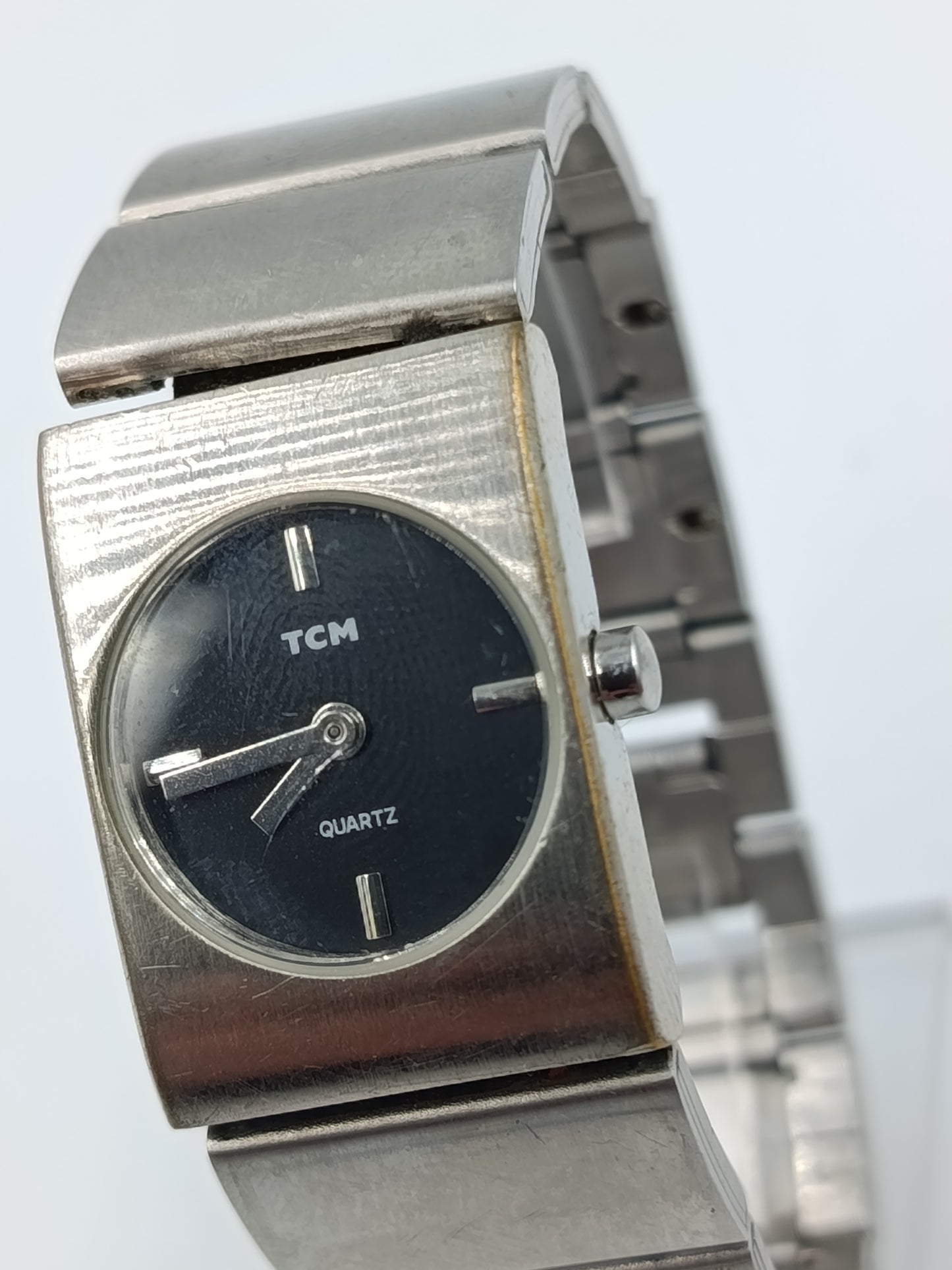 TCM Quartz Armbanduhr silberfarben mit schwarzem Zifferblatt im klaren minimalistischen Design