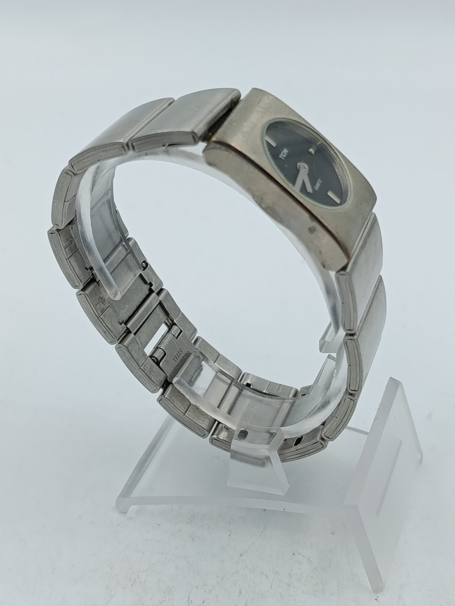 TCM Quartz Armbanduhr silberfarben mit schwarzem Zifferblatt im klaren minimalistischen Design