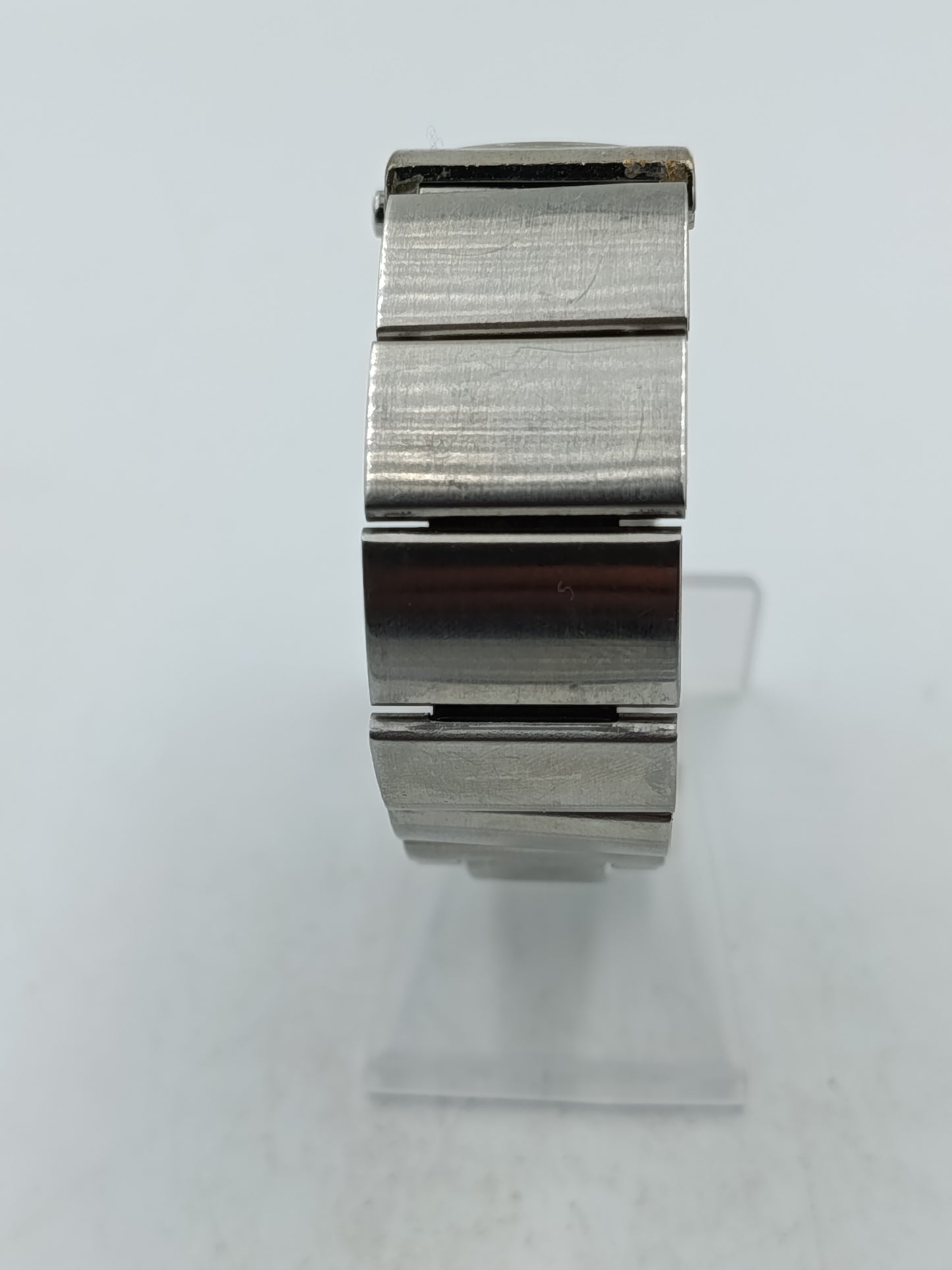 TCM Quartz Armbanduhr silberfarben mit schwarzem Zifferblatt im klaren minimalistischen Design