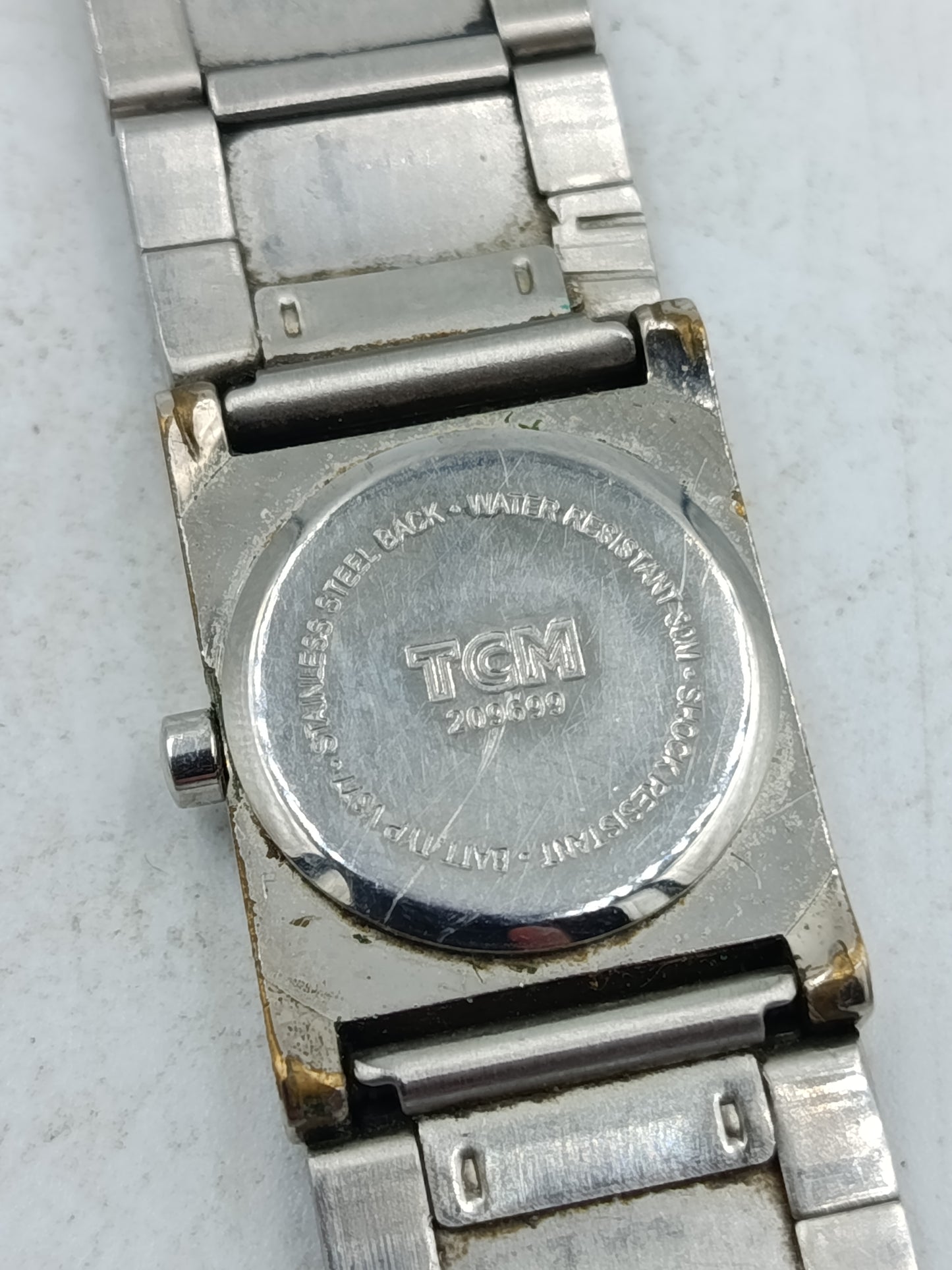 TCM Quartz Armbanduhr silberfarben mit schwarzem Zifferblatt im klaren minimalistischen Design