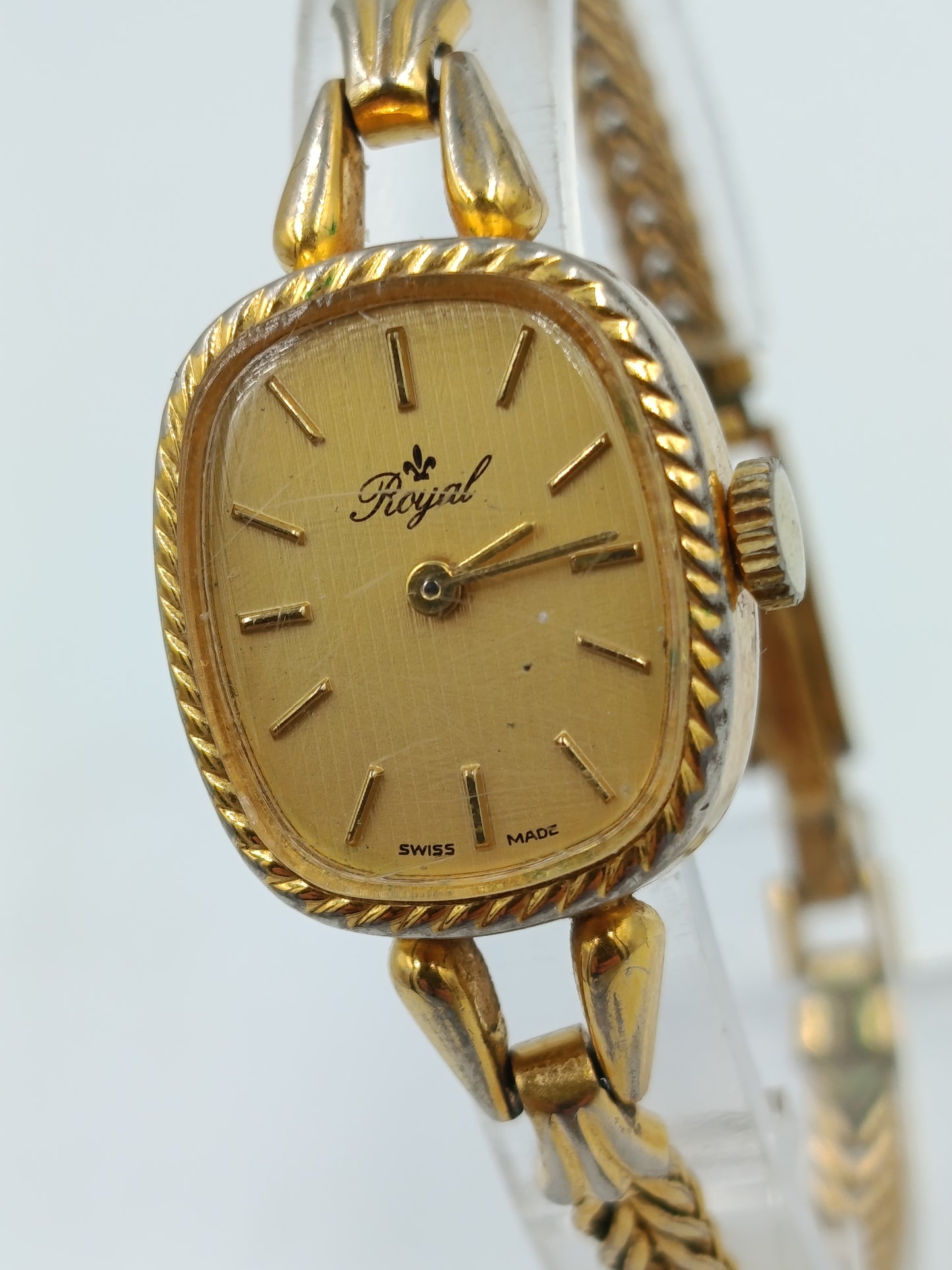 Goldfarbene Damenarmbanduhr Royal mit feinem Gliederarmband