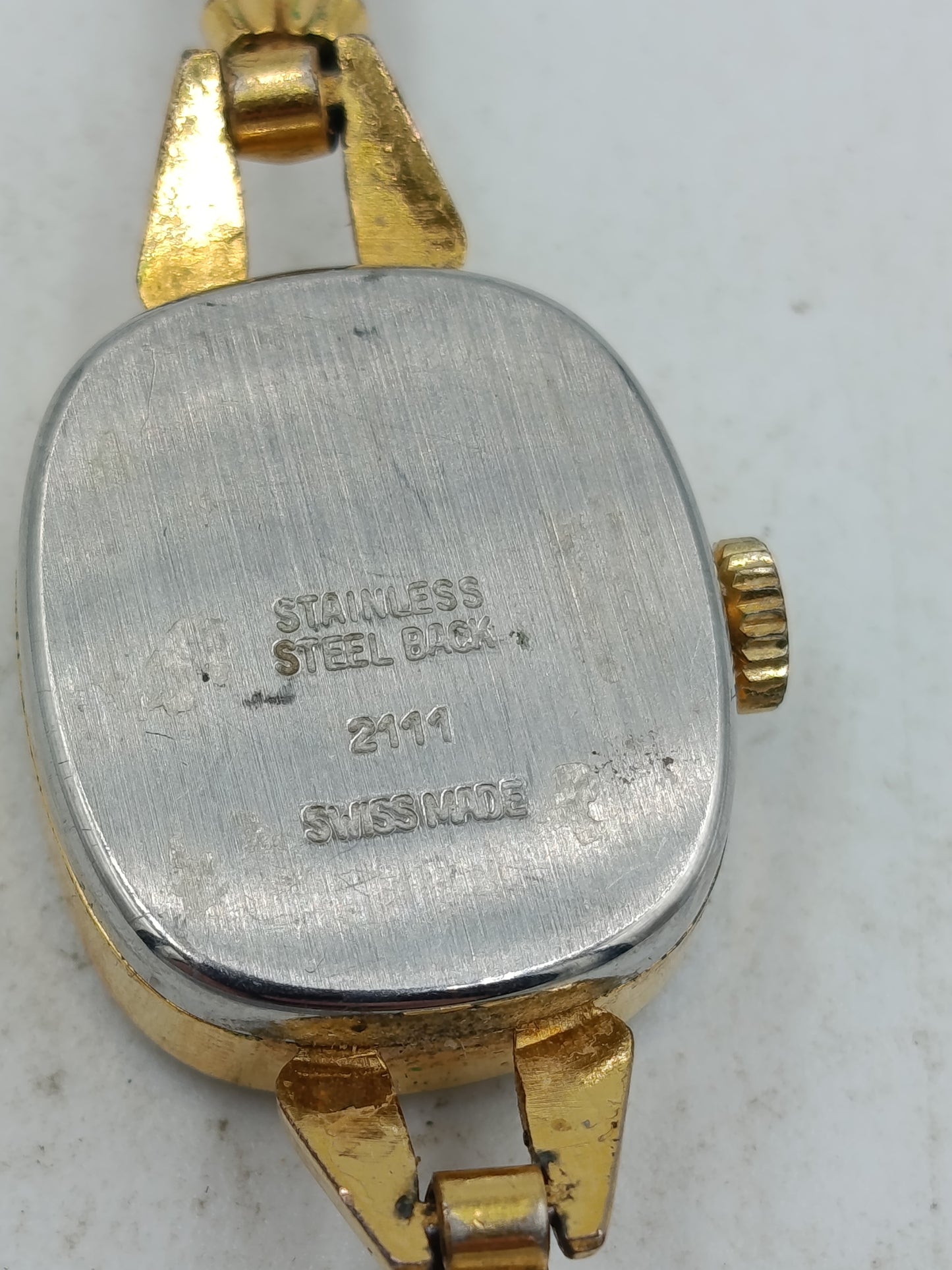 Goldfarbene Damenarmbanduhr Royal mit feinem Gliederarmband